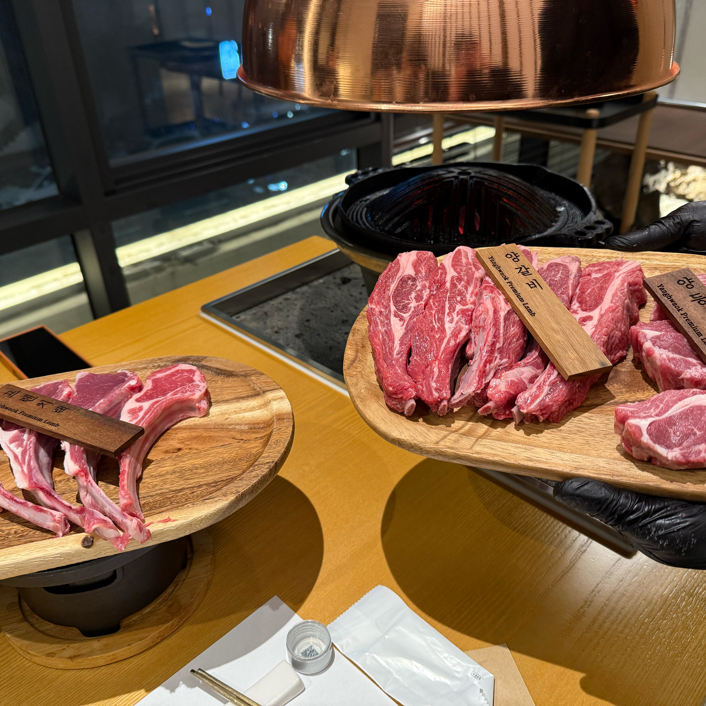 가족 모임으로 방문했어요! 고기 너무 맛있고 내부 인테리어도 너무 깔끔해서 조용하고 분위기