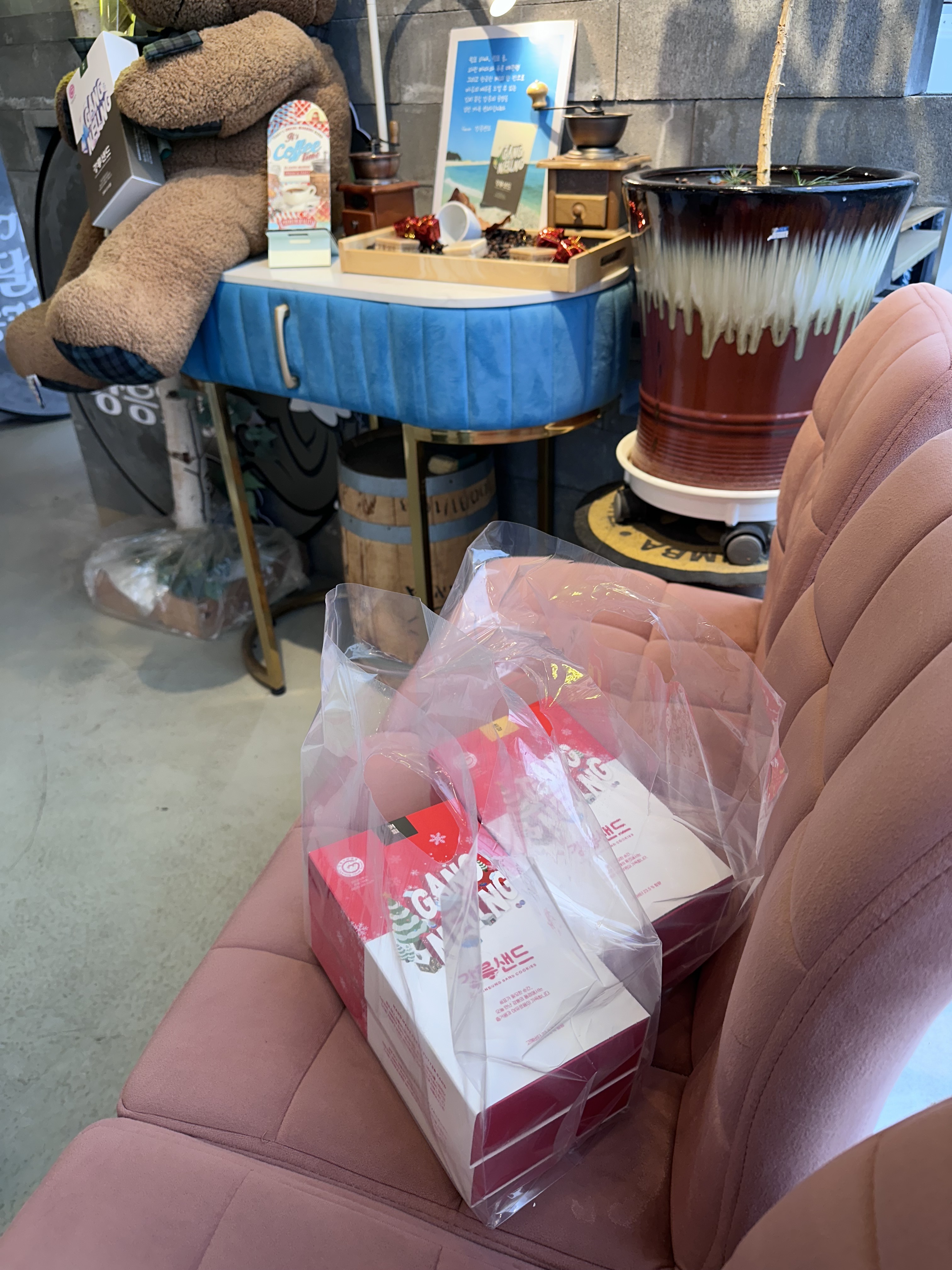 강릉 초당에 온김에 강릉샌드를 구매했는데 사장님도 너무 친절하시고 샌드도 너무 맛있었습니다