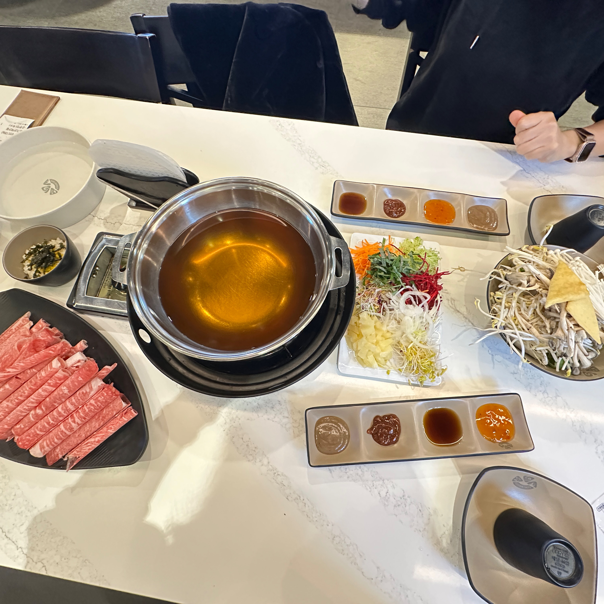 매장도 넓고 야채들도 다 신선해요. 부모님 모시구 왔는데 죽까지 맛있게 잘 먹구갑니다. 재