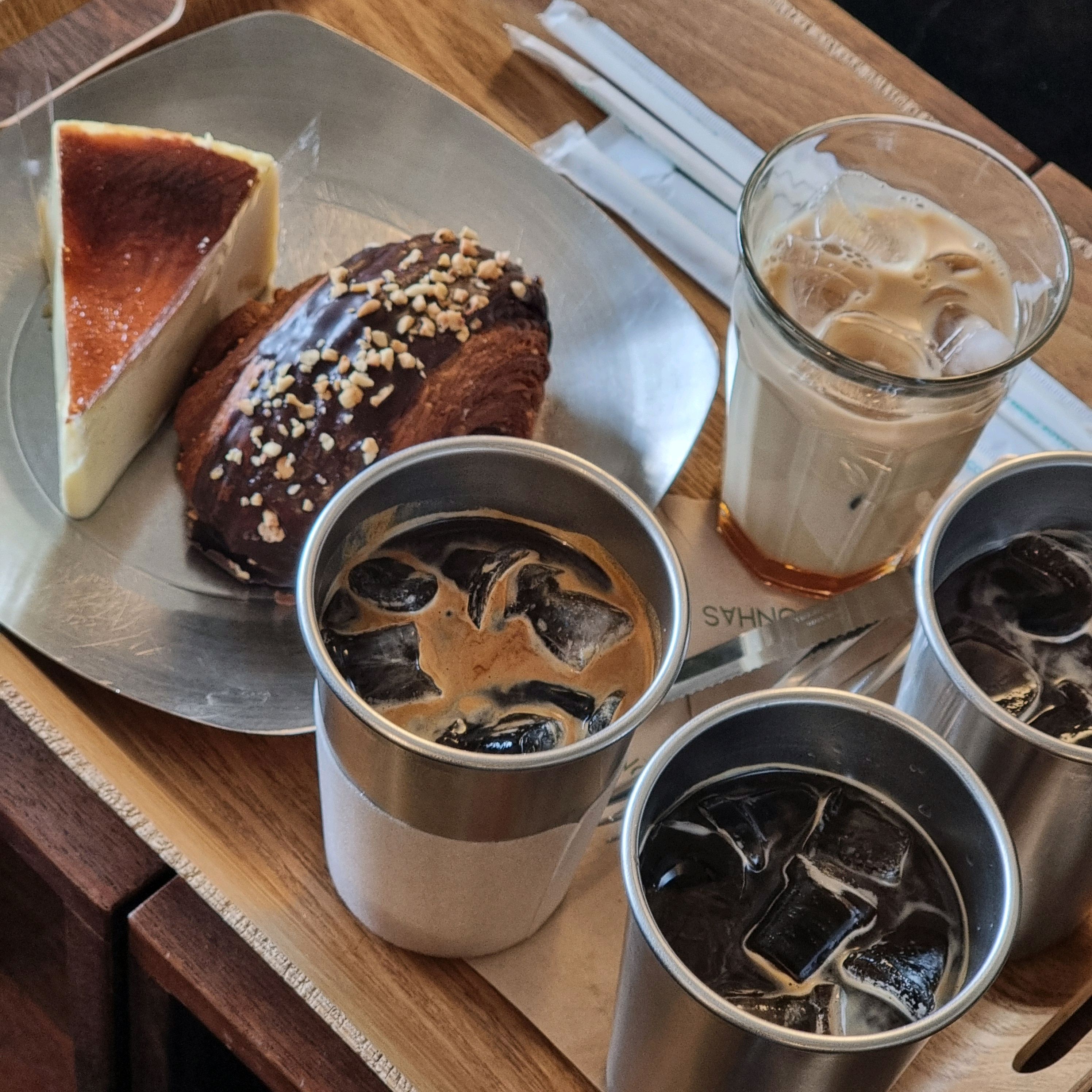 디저트 베이커리가 다양해서 선택지가 많아 좋아요. - 홍대입구역 맛집 콘하스 연남점