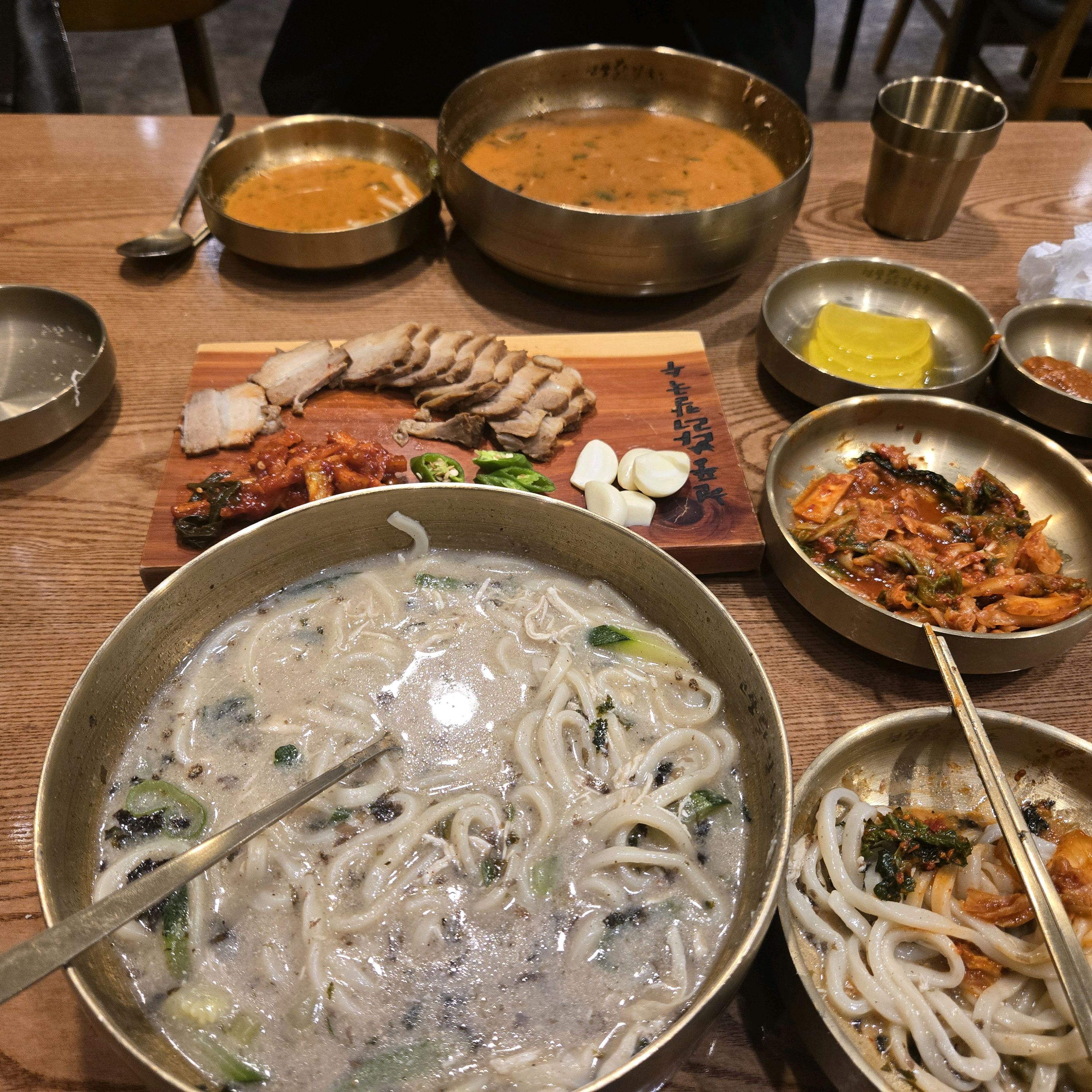 오랜만에 와서 너무 맛있게 먹네요 ㅠㅠ 김치도 너무 그리웠고 친절하시고 음식 양도 너무 많