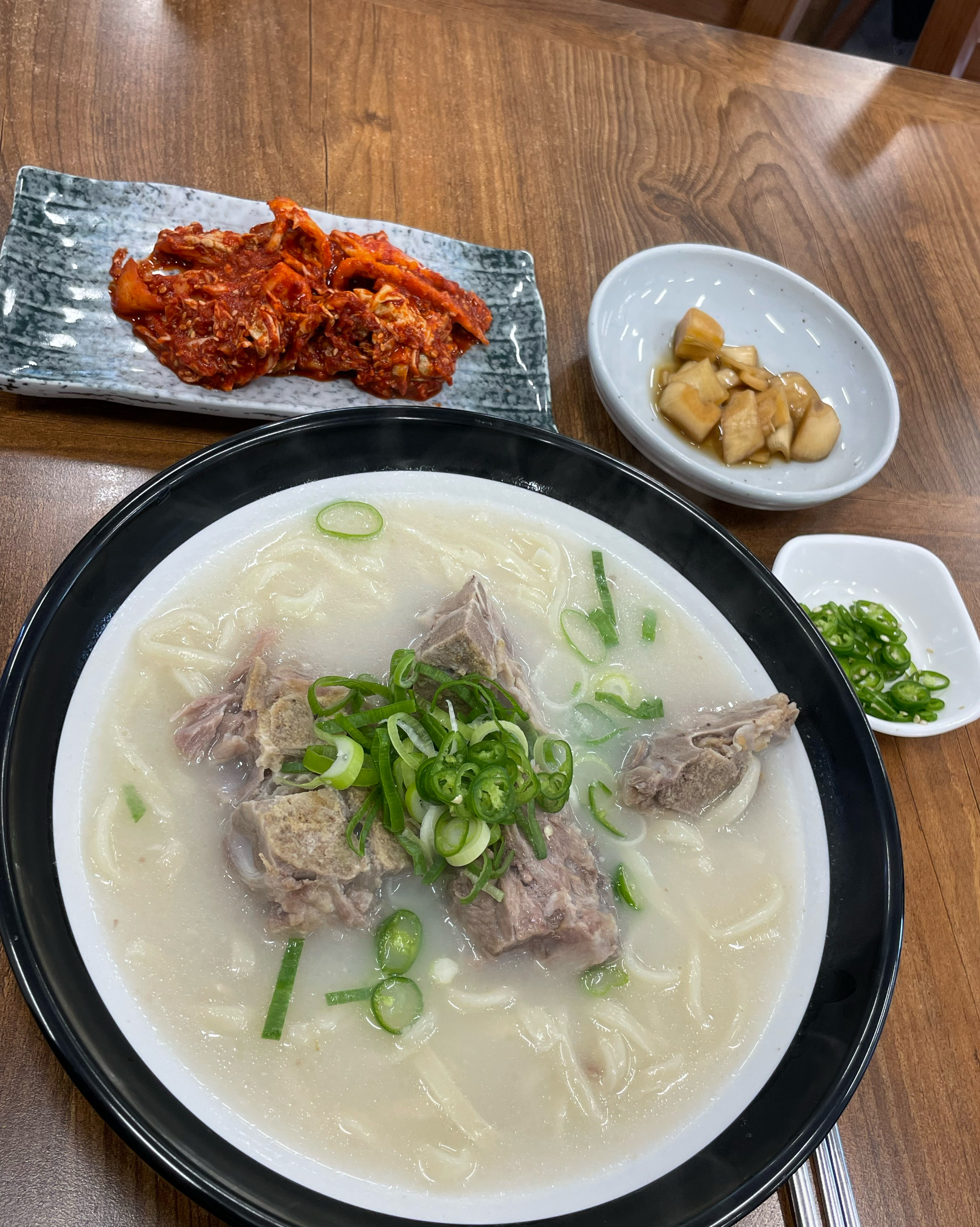 먹을때마다 속이 든든해져요 - 제주 맛집 웅이네 보말칼국수 제주본점