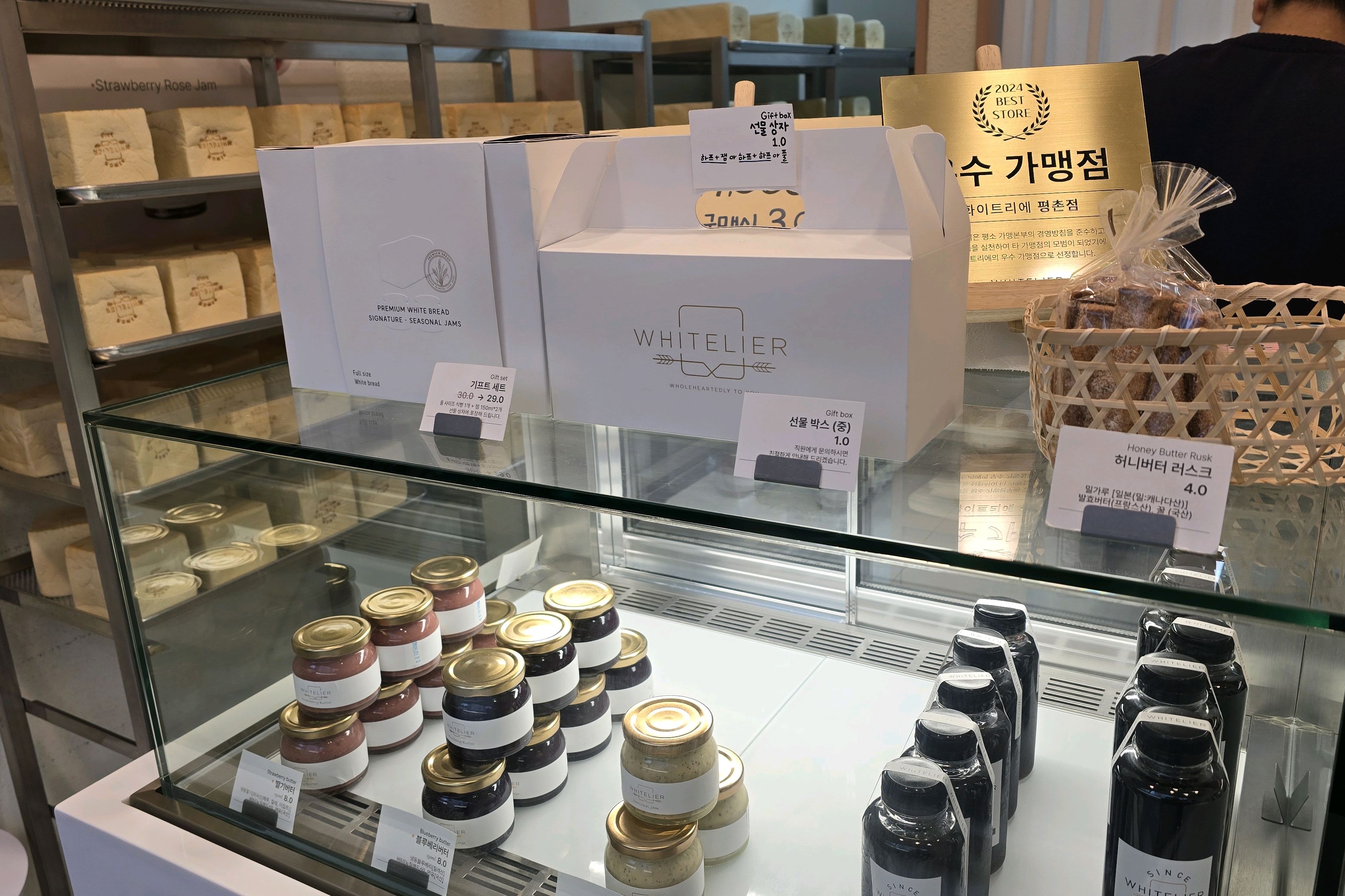설날 연휴 월요일 아침부터 줄이 주르륵 늘어서서 놀랐어요!!! 식빵 향에 한번 놀라고, 맛