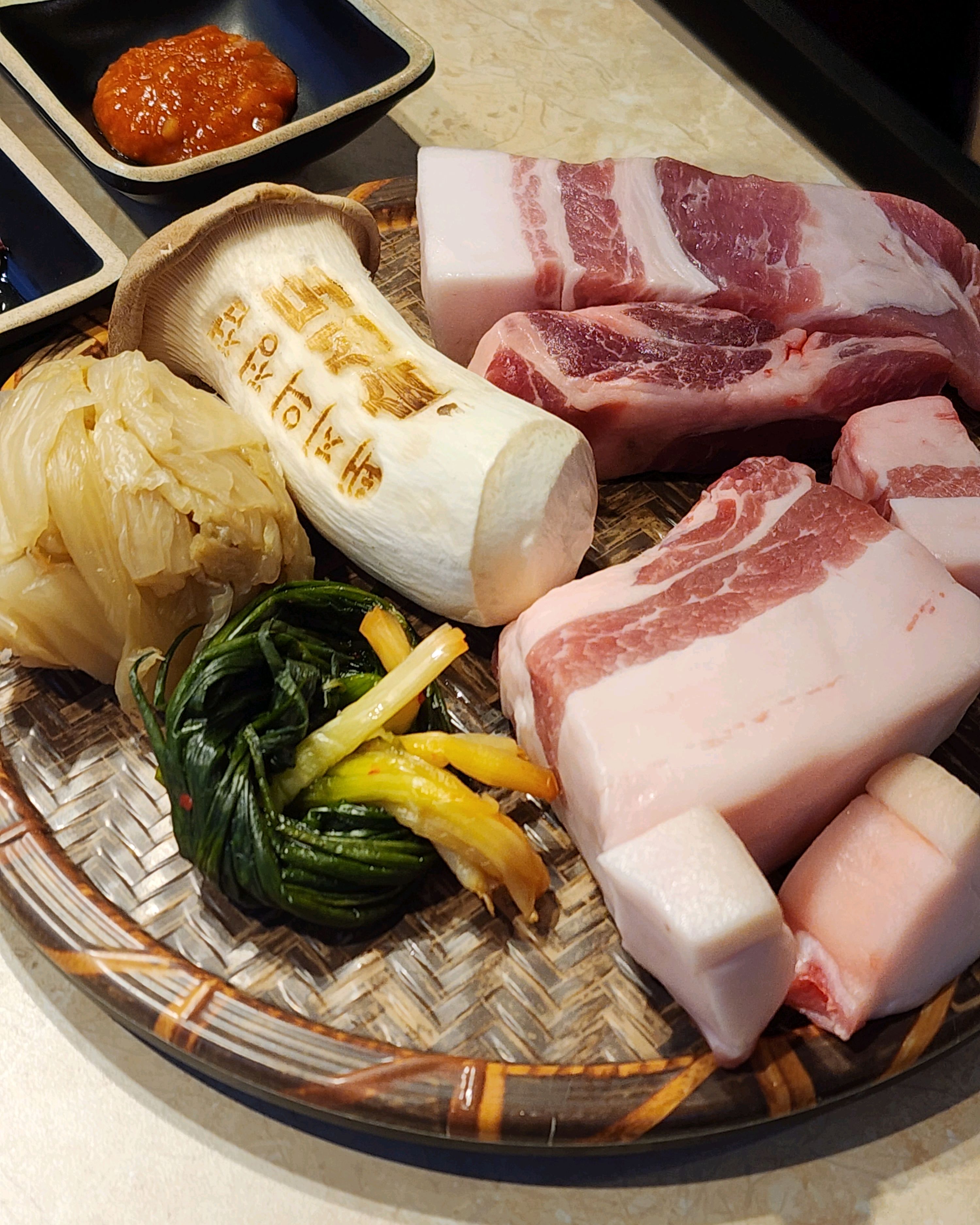 음~~~ 일단 제가 매운걸 좋아하다보니 또! 제가 받은 부위가 조금 더 비계가 많았어서 그