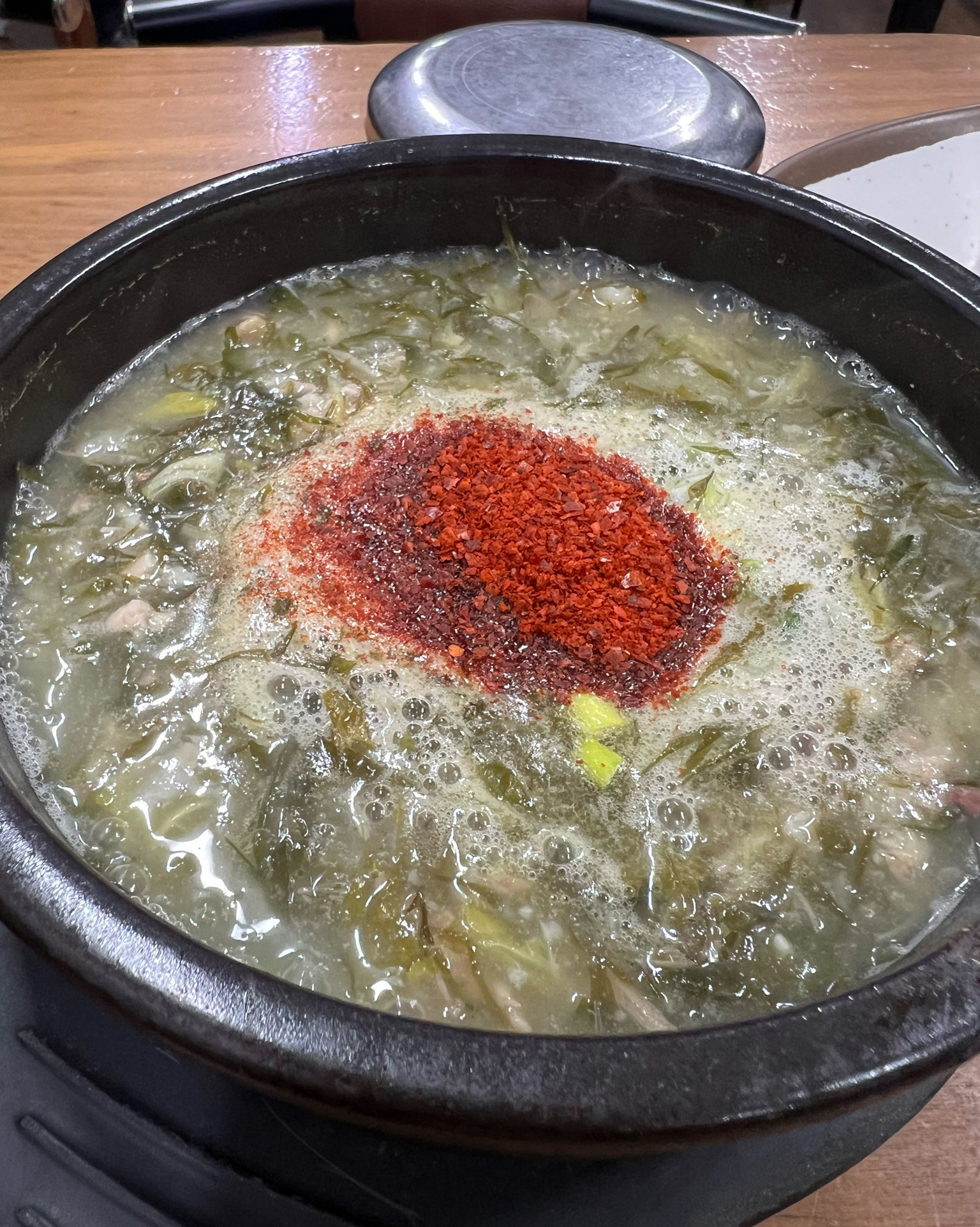 제주에 저녁 늦게 도착해도 그리운 제주도를 만끽할 수 있는 곳이다. 우선 몸국이 훌륭하다.