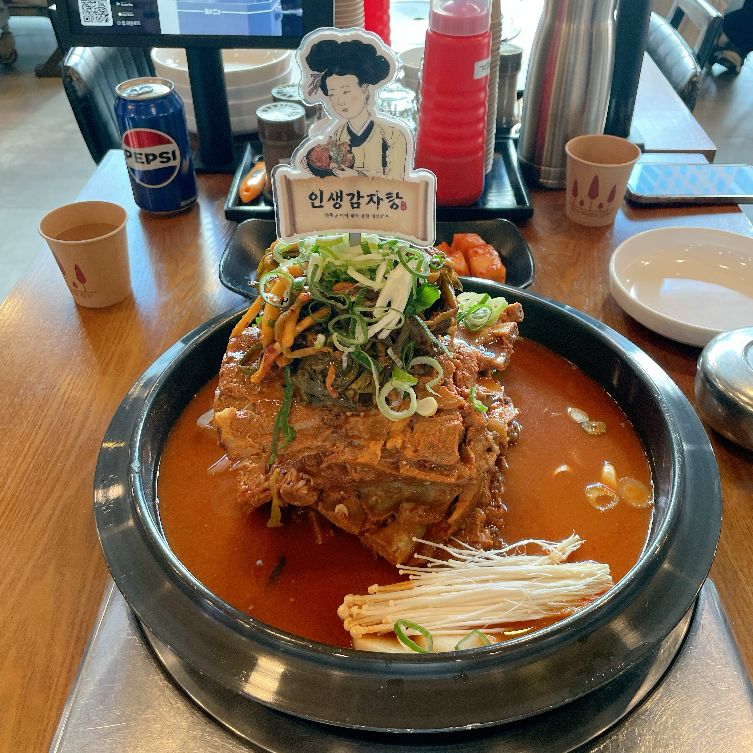 날씨가 추워서 뜨끈한 국물이 생각나서 감자탕 먹으러 출동 내부는 깔끔하니 편안한 분위기에요