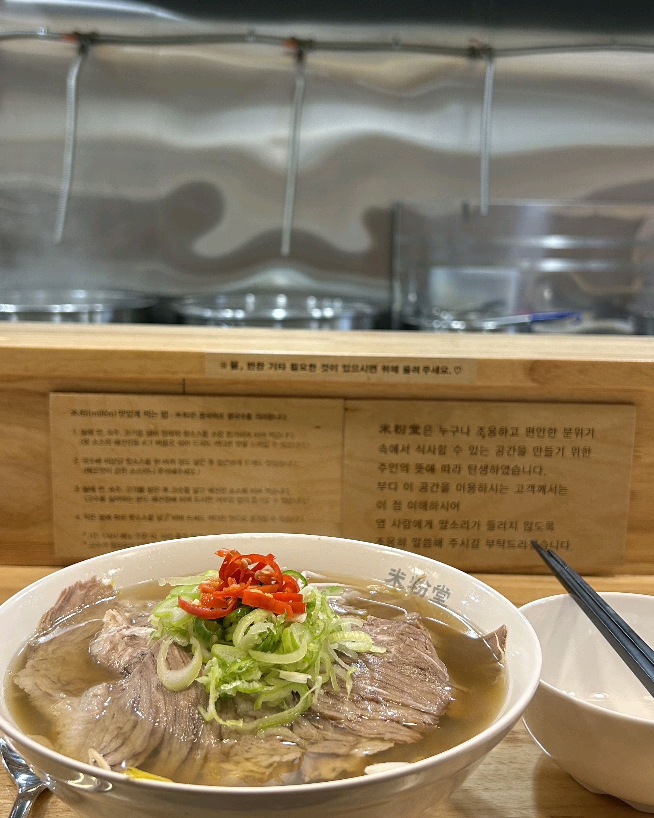매우 청결한 식당(Hall+주방), 금액 대비 식사양 매우 흡족, 돈이 아깝지 않은 맛의