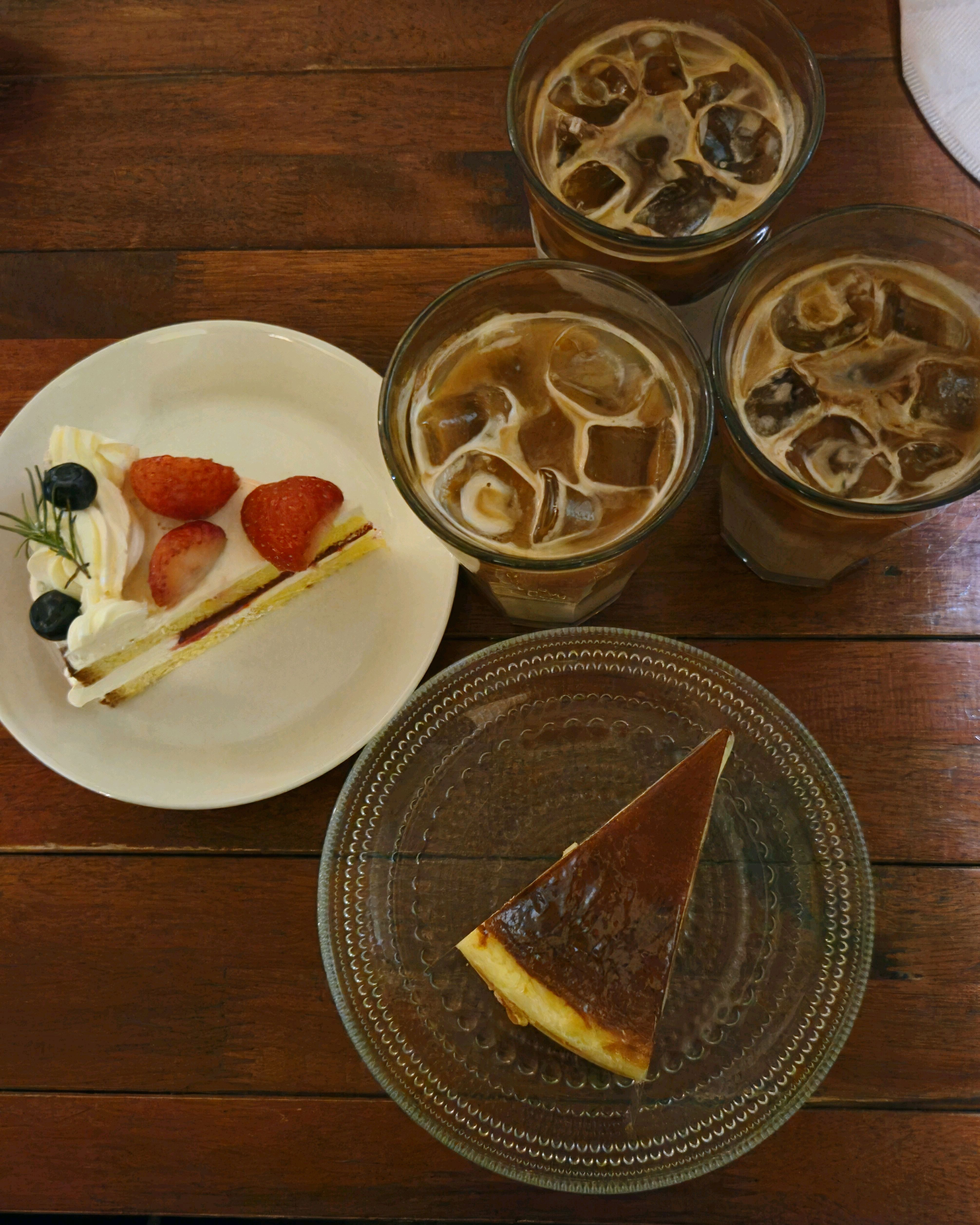 케이크(바스크치즈.빅토리아), 라떼 진한편! 둘다 맛있어요 :) - 홍대입구역 맛집 콘하스 연남점