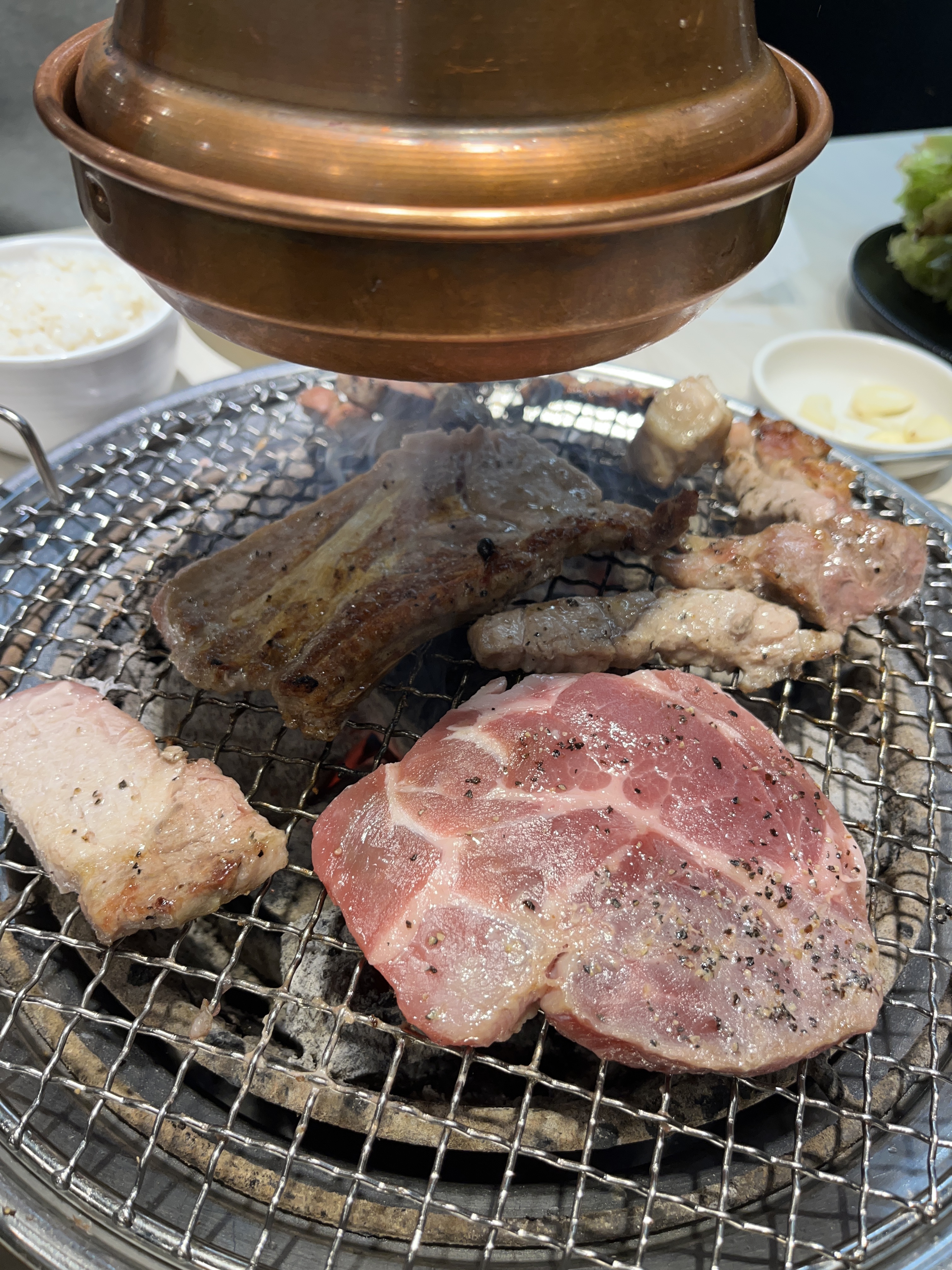 여의도 한복판에서 누리는 우리가족 햄볶한 먹방시간이었어요. 숯불화력도 좋고 고기퀄도 좋아요