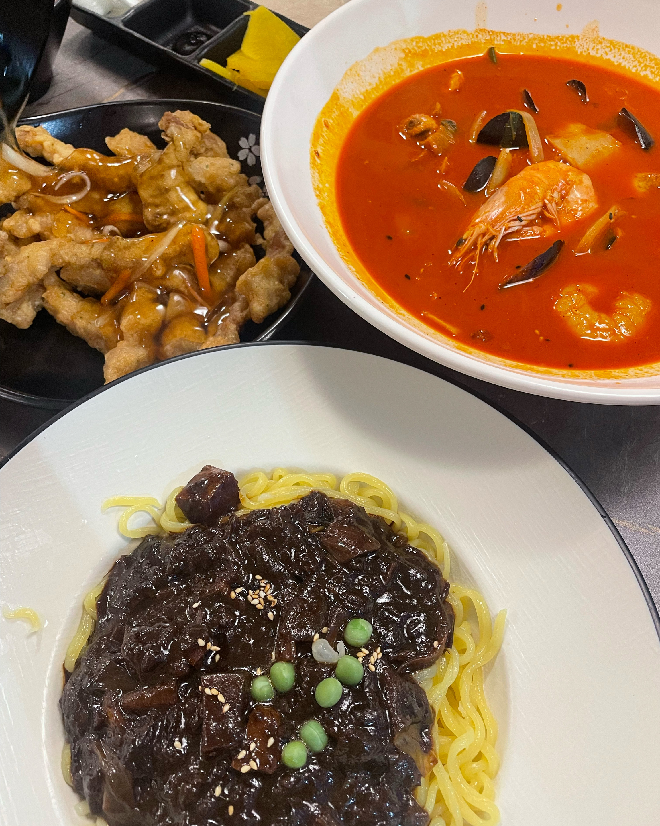 여기 김밥천국이에요!!가격대는 엄청 싸지는 않지만 양이 꽤 괜찮구,치킨 밀면 짜장 짬뽕 만