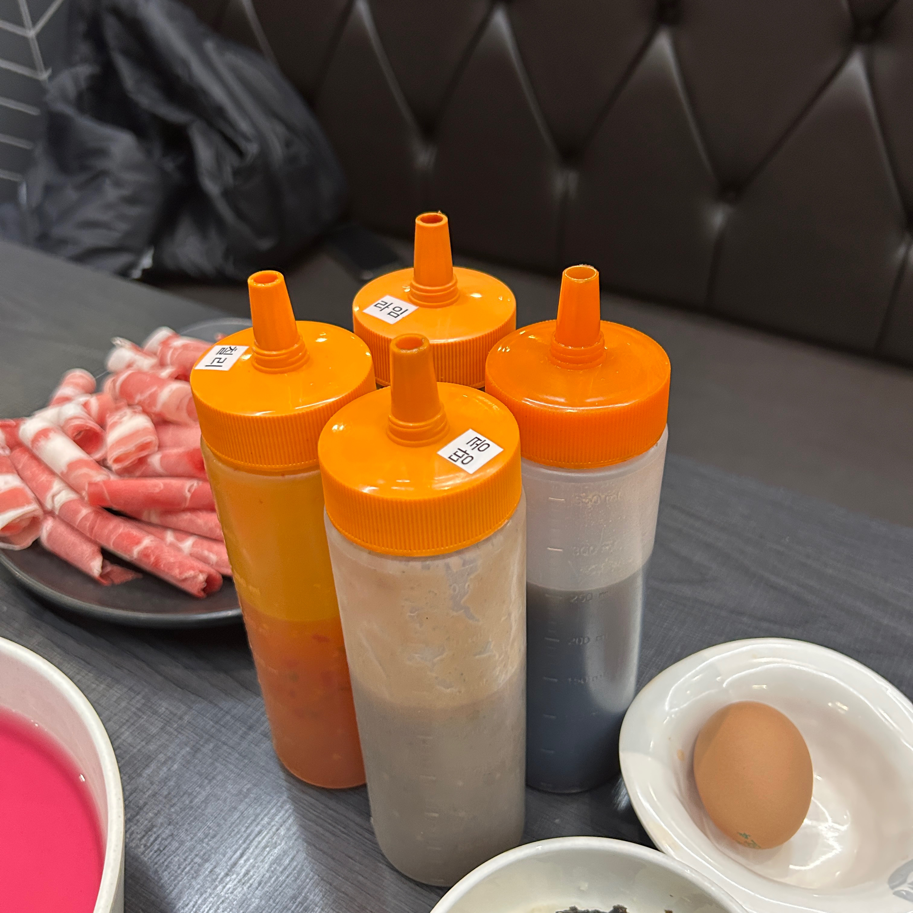 소스를 테이블마다 주시더라고요! 완전 편하게 먹을 수 있어서 좋았습니다~! 샤브샤브 마라맛