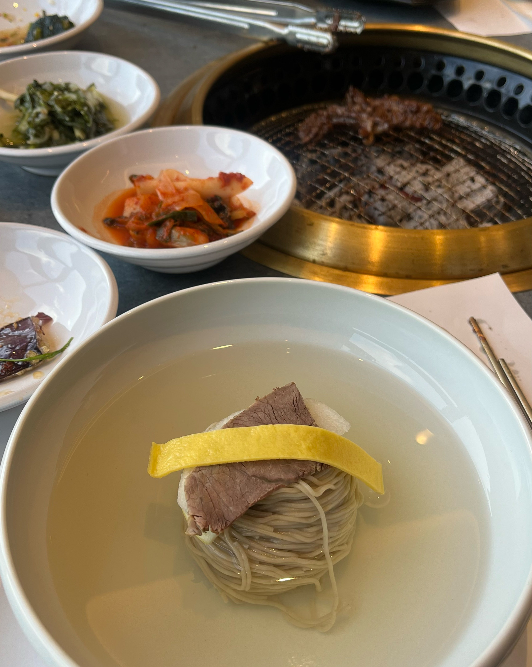 부모님이랑 같이 양념 갈비랑 평양냉면 먹고 왔어요. 반찬 종류가 정말 많고 퀄리티가 있었어