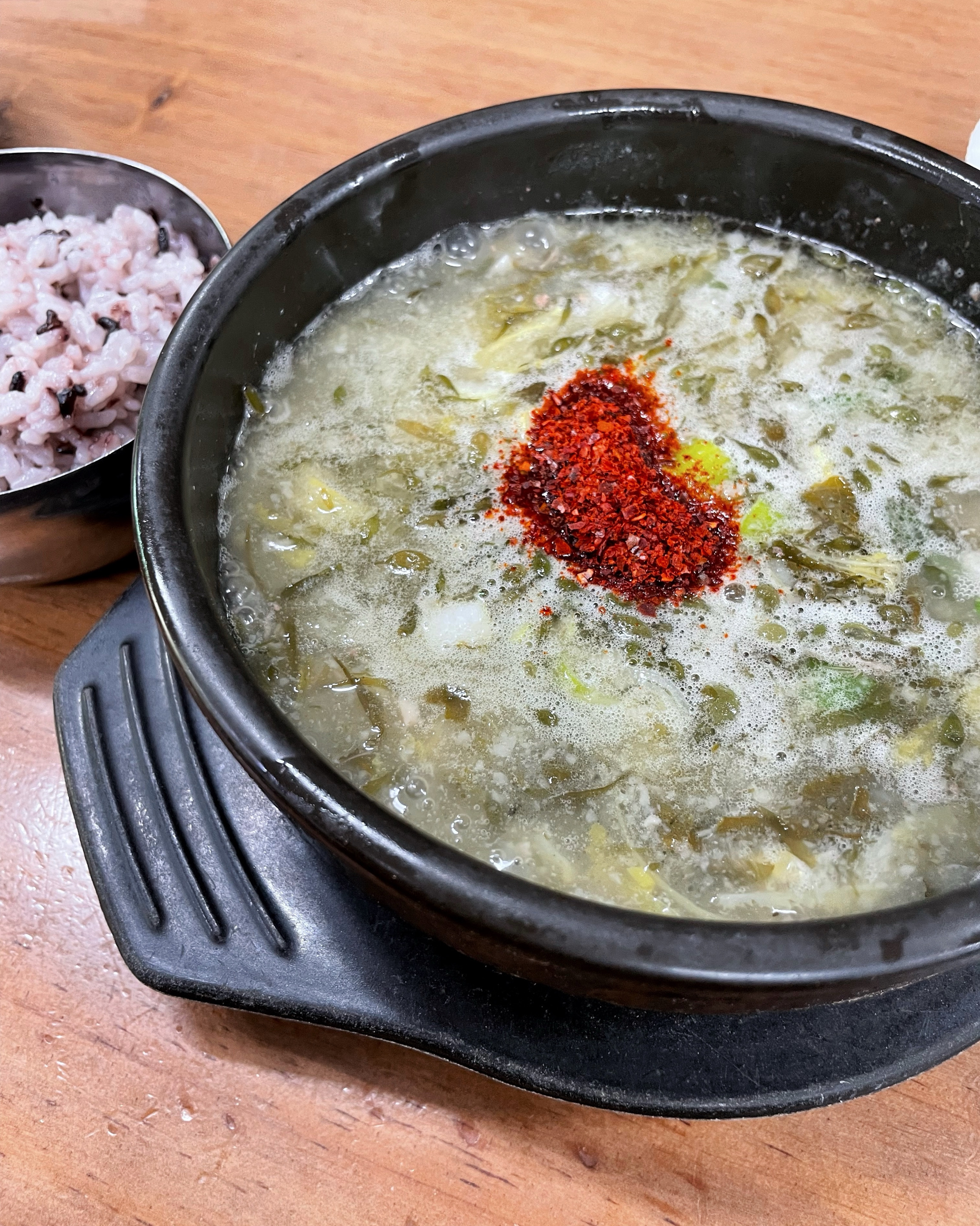 제주가면 늘 들리는 집이었습니다 이젠 그럴 필요는 없겠네요 몸국은 진합니다 다만 뼈가 많이