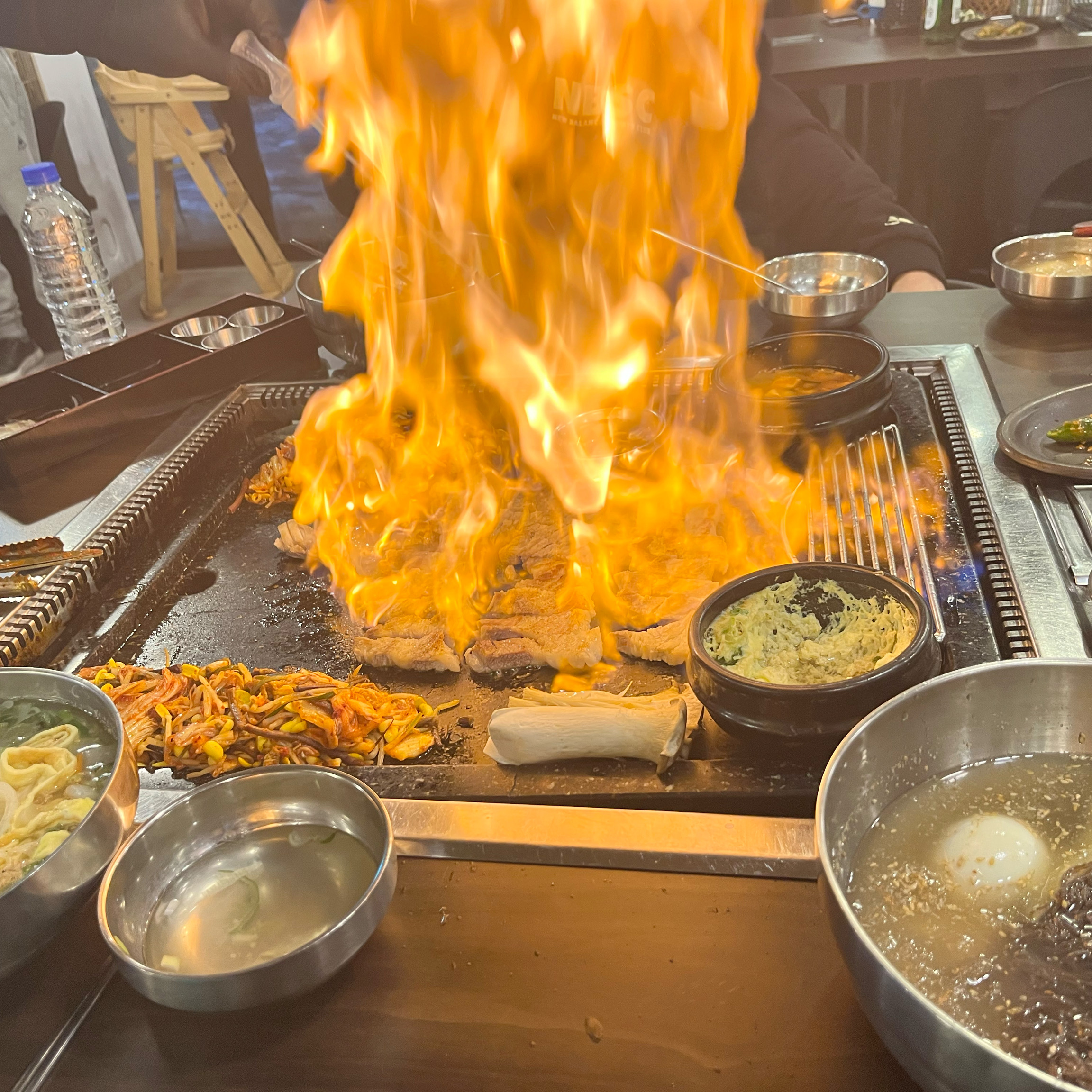 불쇼도 해주시고 친절하고 맛있게 구워줘요 - 불당동 맛집 빠박이네돌판삼겹살 불당점