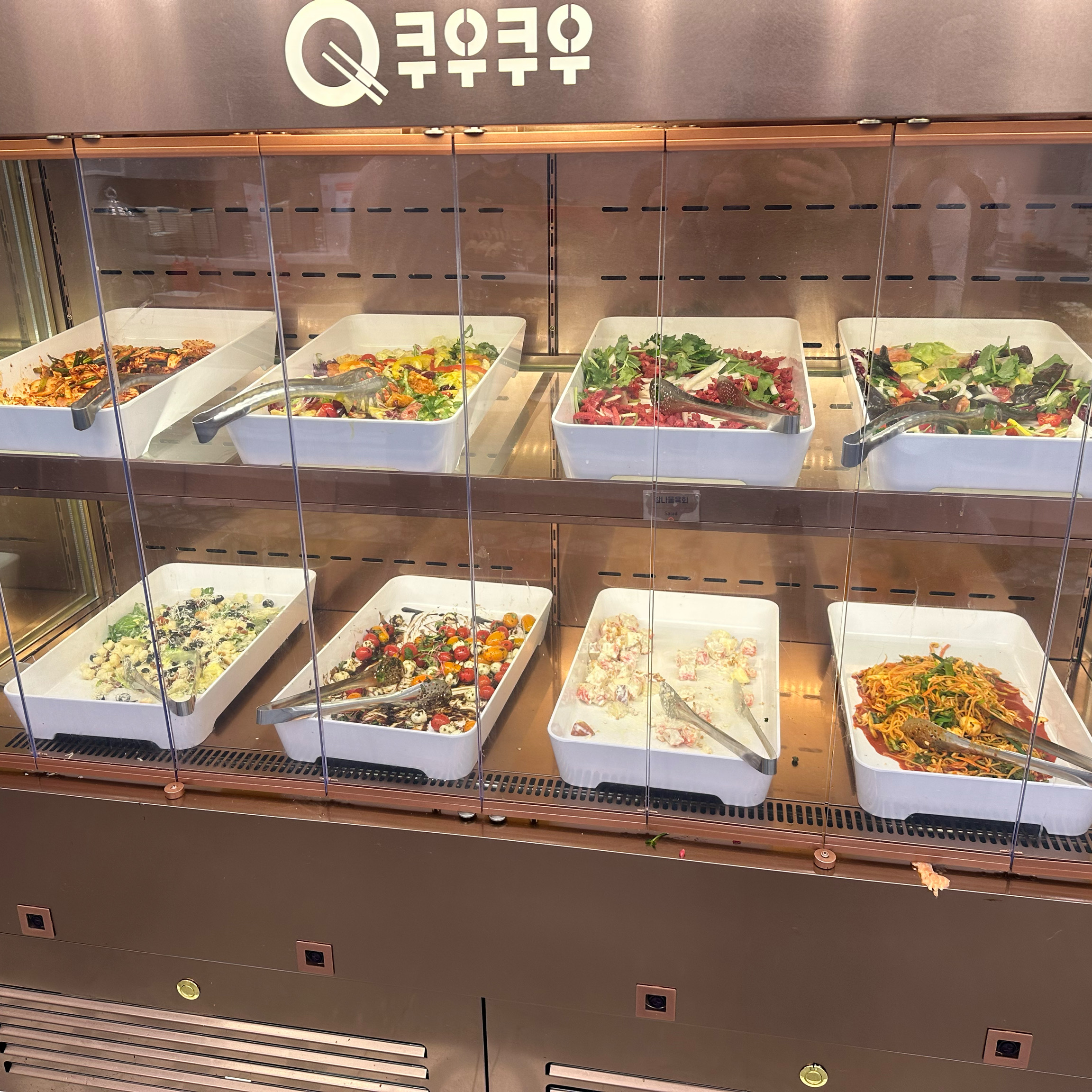 초밥이 너무 다양하고 맛있고 샐러드 과일등 먹을게 엄청 많아요~ 맛은 기본이고 직원분들도