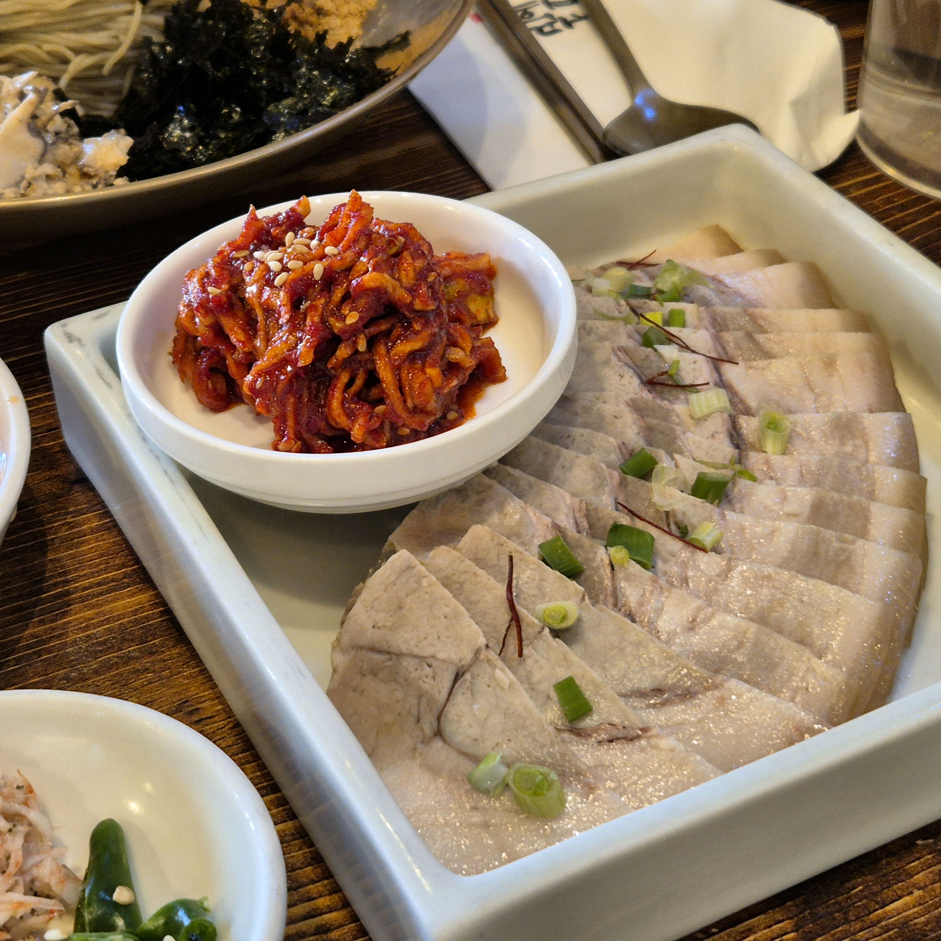 먹고 싶은 것이 많아 고민됐어요. 다음에 만두도 꼭 먹고 싶어요. - 교대역 맛집 서관면옥 교대본점