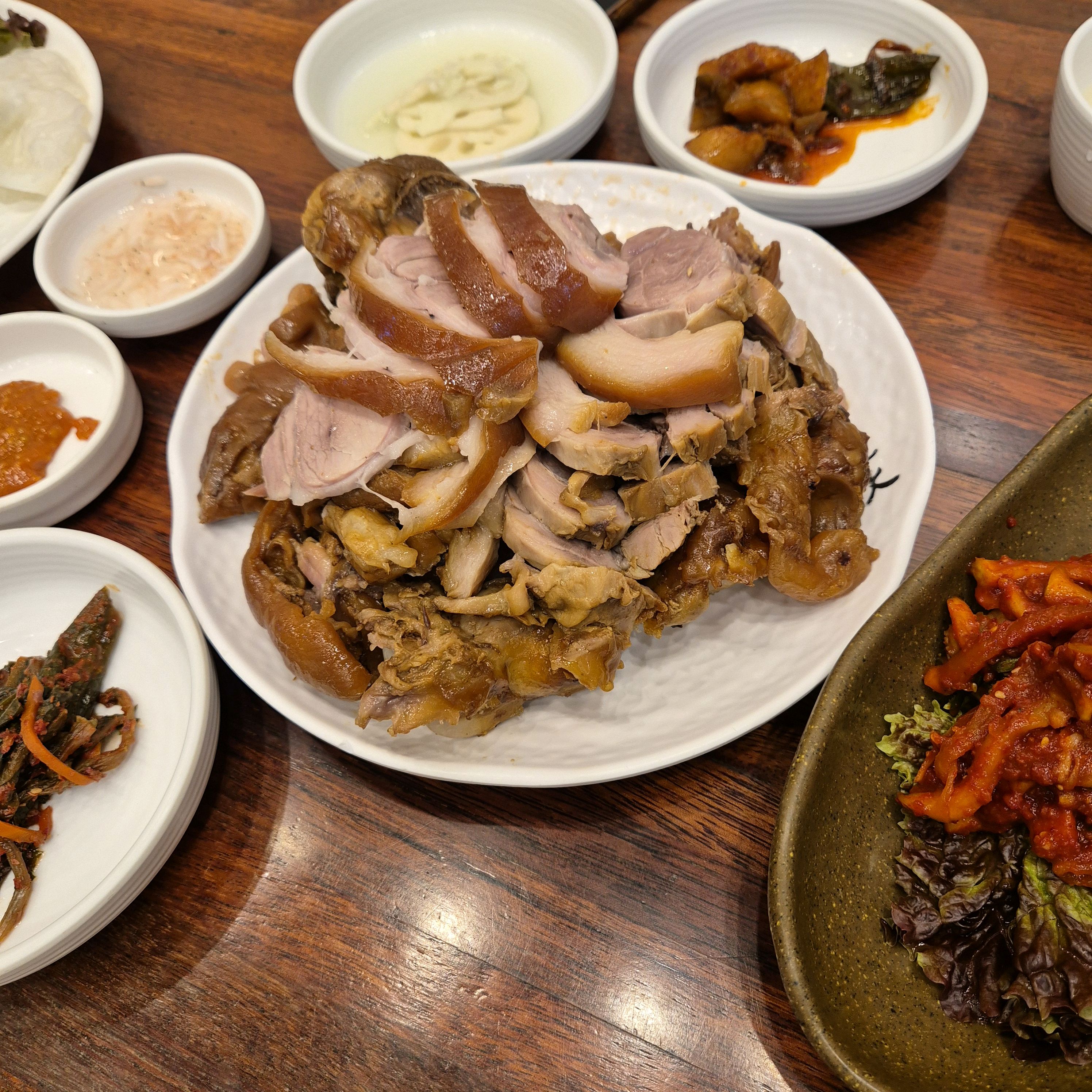 네이버 쿠폰으로 막국수 받아서 좋아요. 고기도 부드럽고 맛있어요. - 천호동 맛집 장원보쌈족발