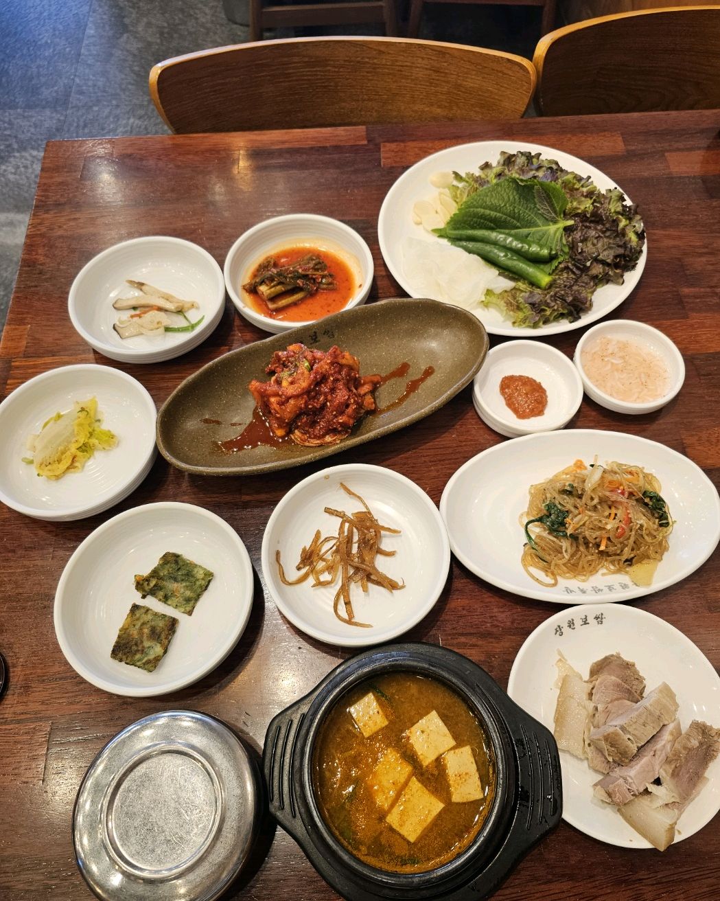 평일 점심에 보쌈정식 먹었는데 반찬 종류가 어마어마합니다. 맛도 좋아요👍🏻👍🏻👍🏻👍🏻👍🏻 - 천호동 맛집 장원보쌈족발