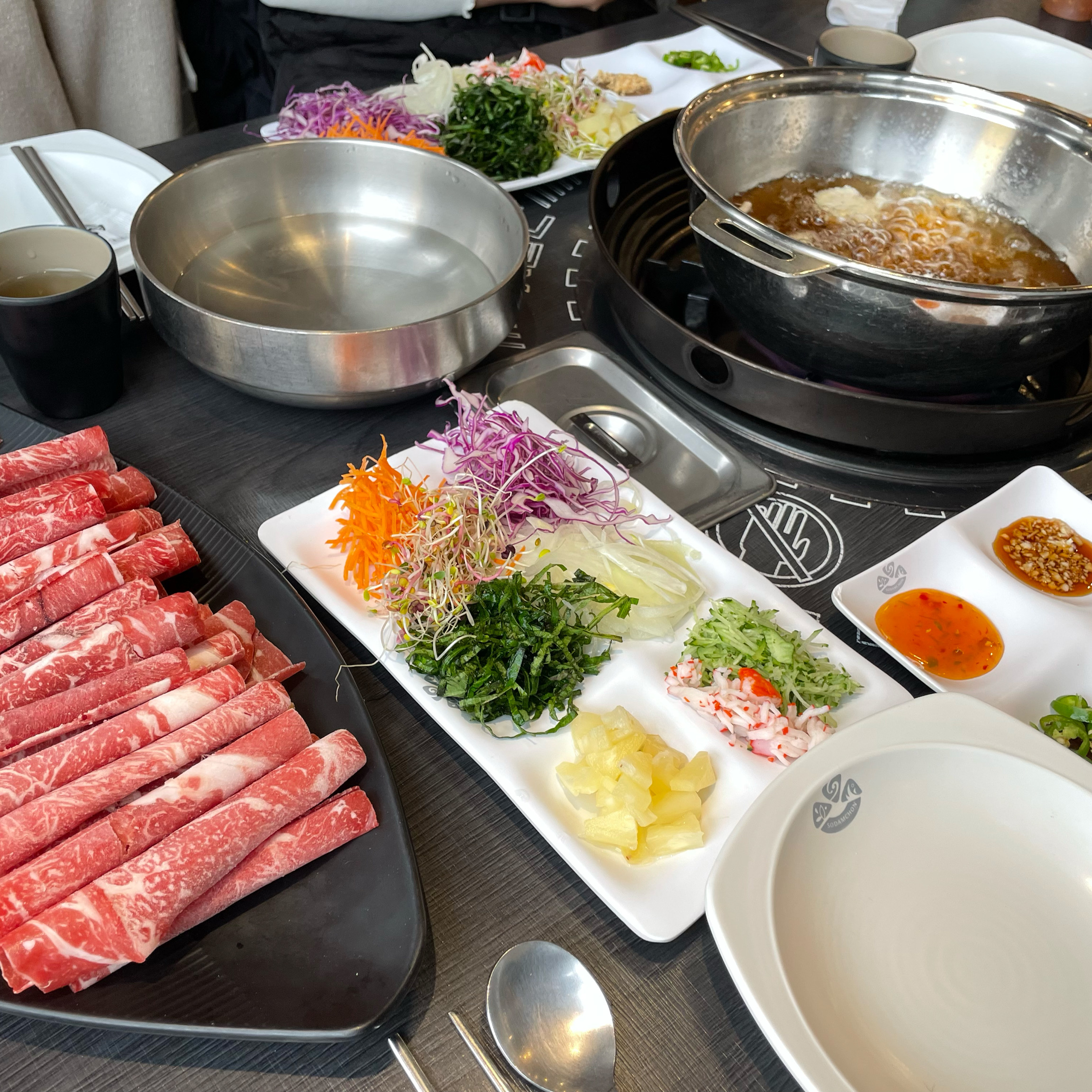 테이블이 칸막이로 분리되어 있어 모임에 참 좋은 곳이에요. 4~6명이 시선 신경쓰지않고 식