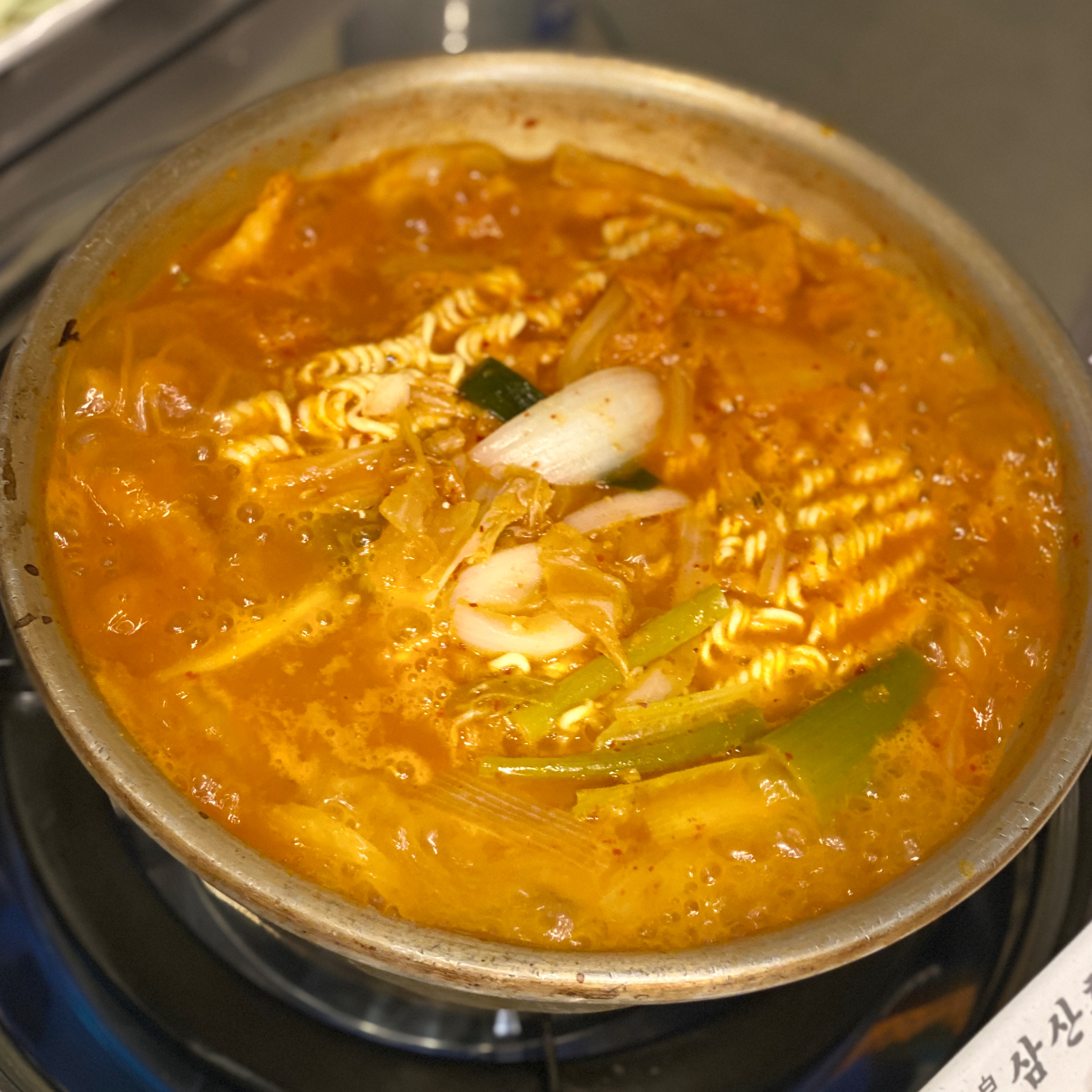 내 비록 김치찌개 사진이 흔들리는 굴욕을 맛 보았으나 기필코 다시 방문하여 멀쩡한 사진을