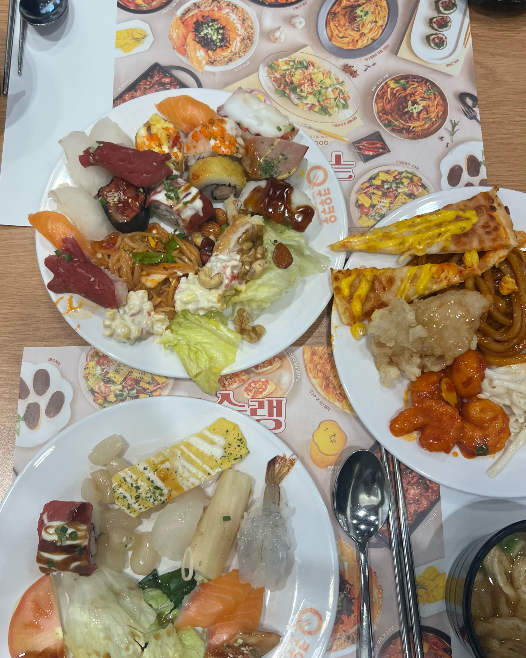 평일 점심에 갔는데도 손님들 많더라구요 초밥 맛있고 피자랑 볶음우동 맛있게 먹었어요!! - 익산 모현동 맛집 추천 쿠우쿠우 익산점