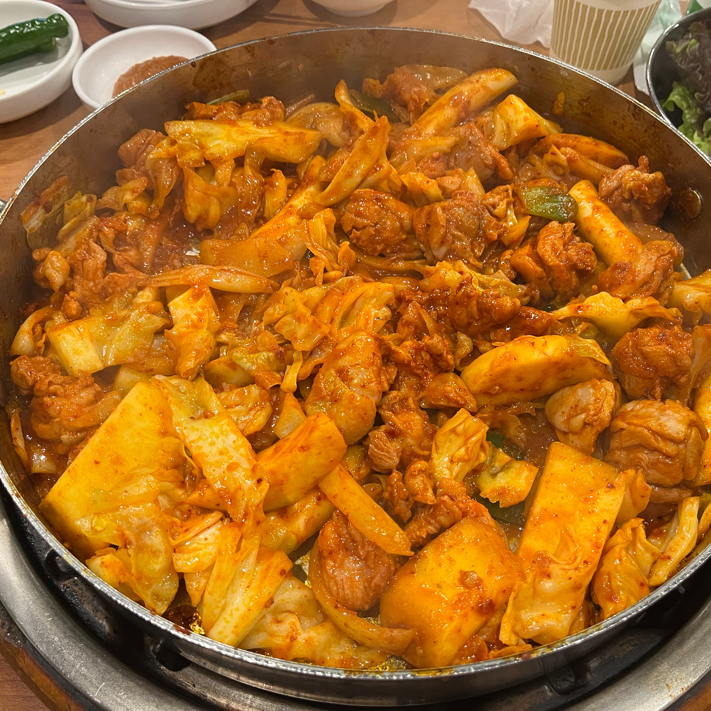 양도 푸짐하고 가격도 착해요. - 천호동 맛집 신가네해물닭갈비
