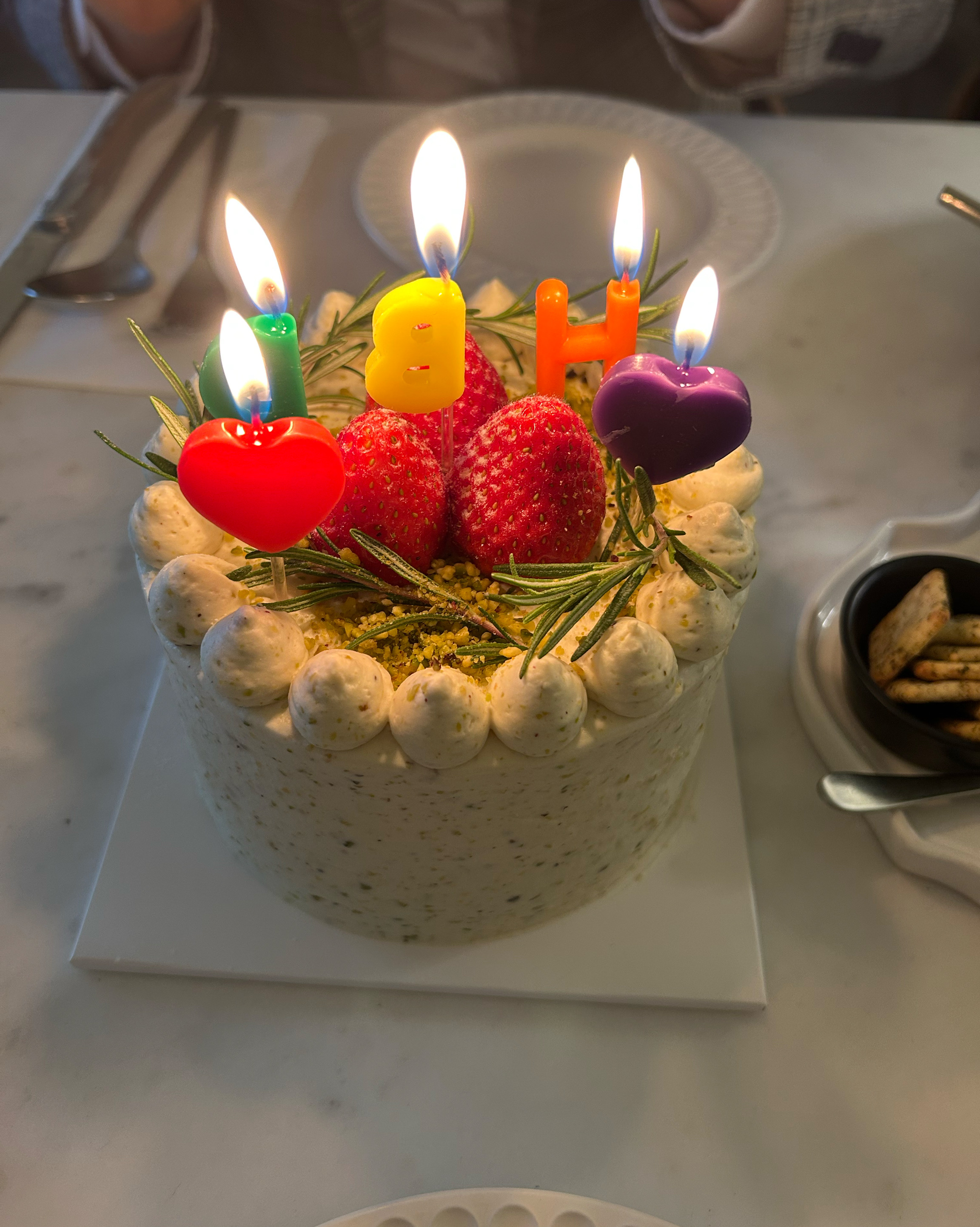 친구생일이여서 피스타치오케이크 미니로 예약했습니다. 느끼하지도 않고 안에 피스타치오가 씹혀