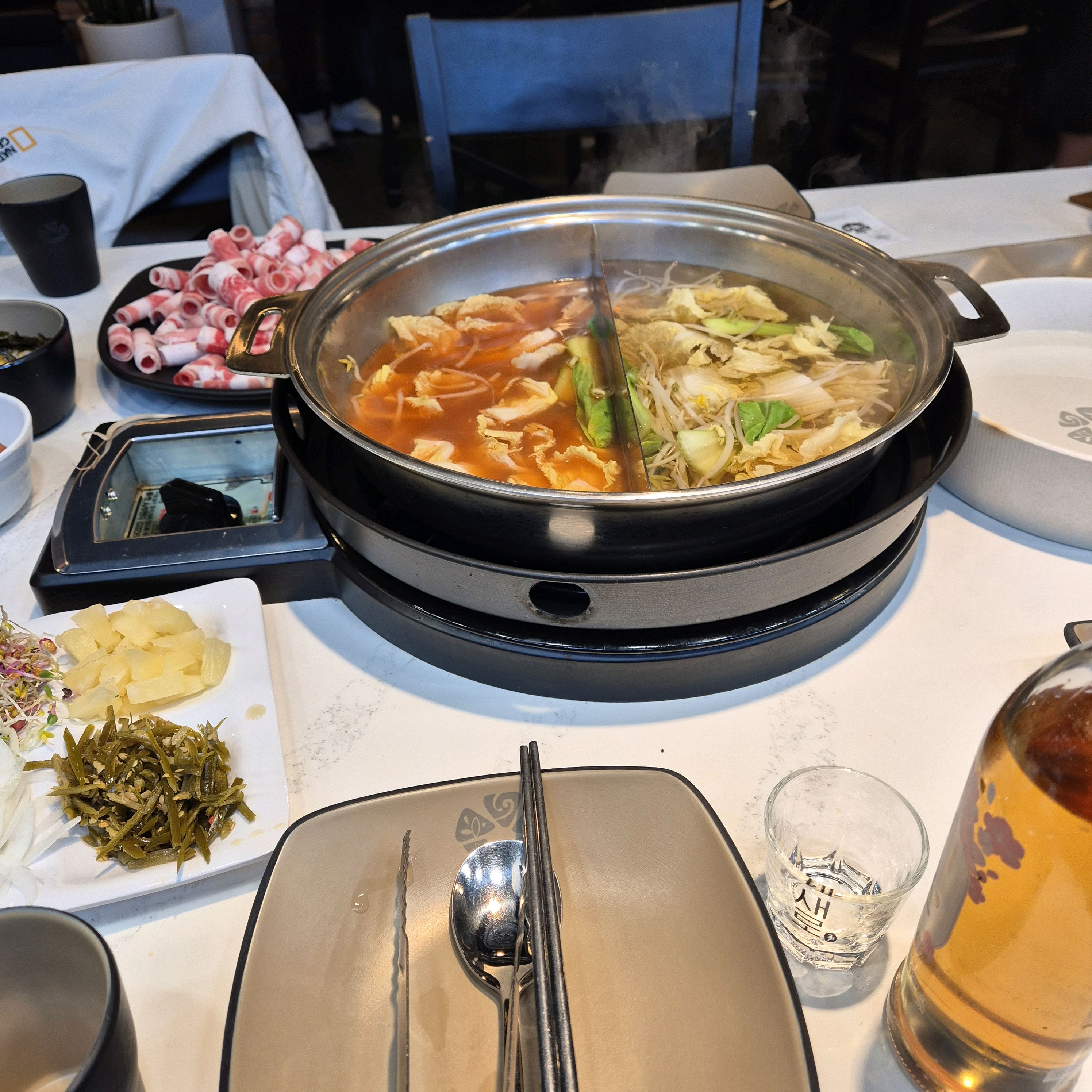 이제껏 먹었던 샤브중 최고였어요...ㅠ 육수도 육수지만 소스가 너무 맛있어요!! 월남쌈 속