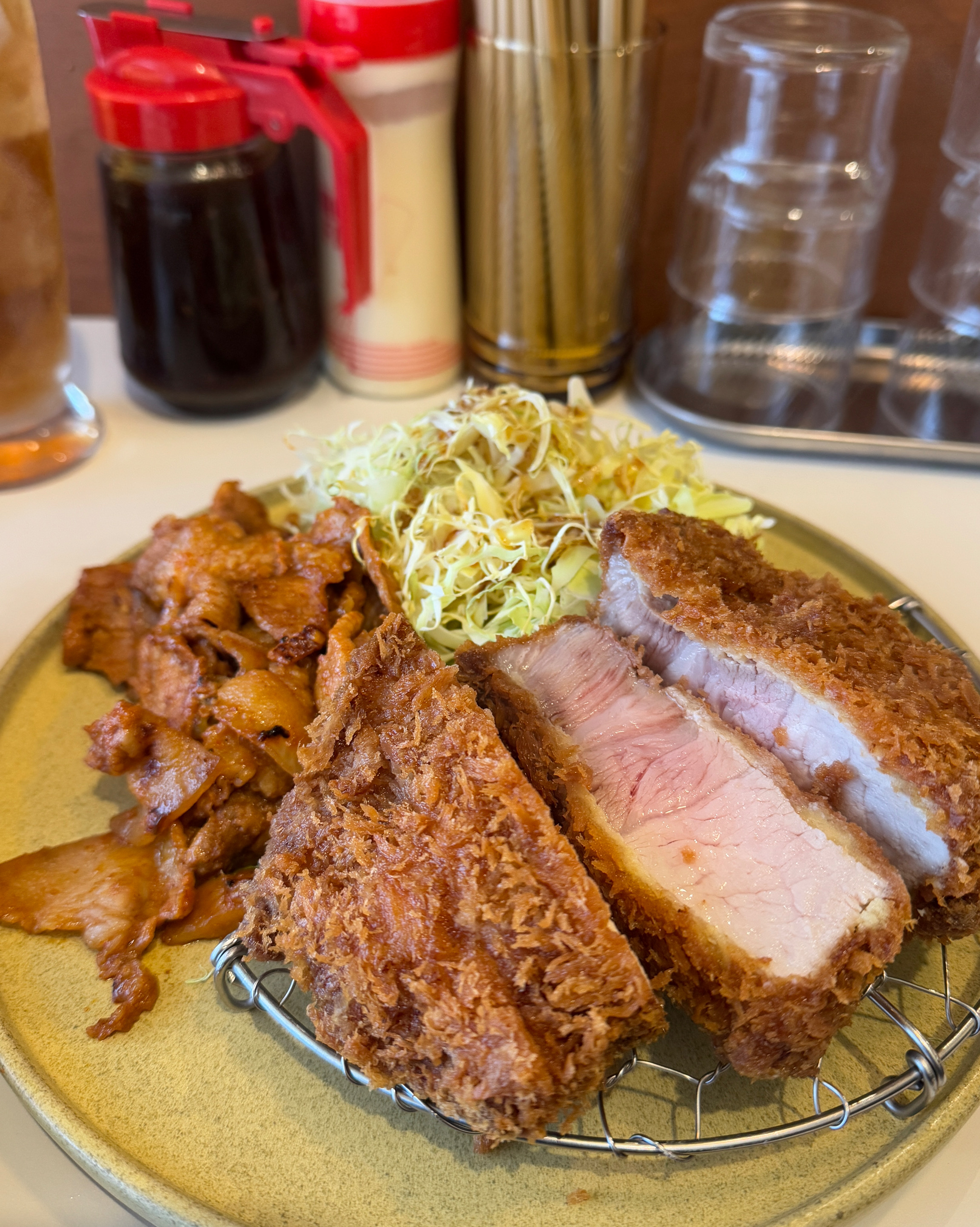 언제나 기가 막힌 맛입니다. 아주 가끔 하는 돈까스 제육 팝업은 사나이라면 빼놓을 수 없는