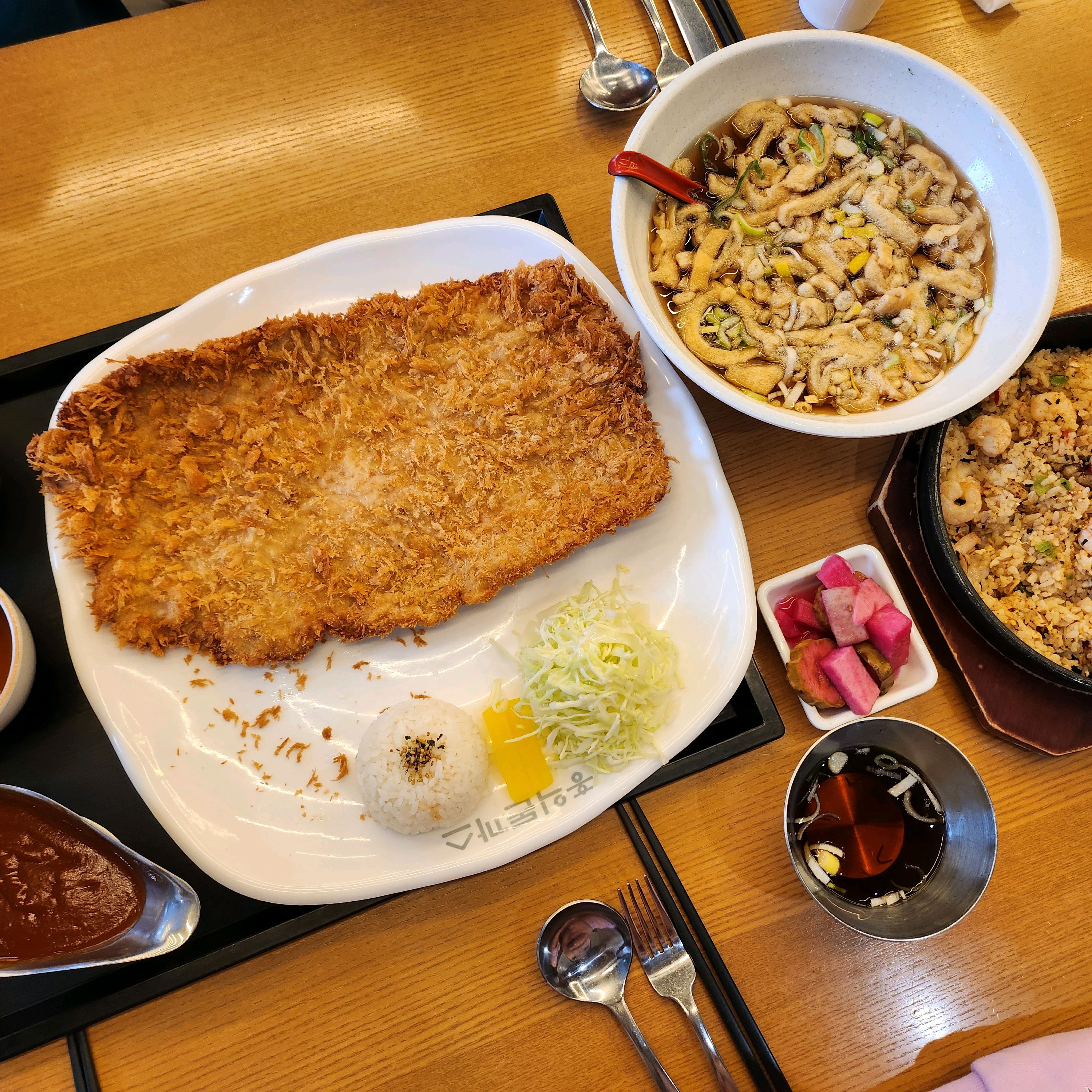왕돈까스네 우동, 볶음밥 모두 맛있었던 홍익돈까스에서 아이들과 맛있기 점심 먹고왔어요. 아