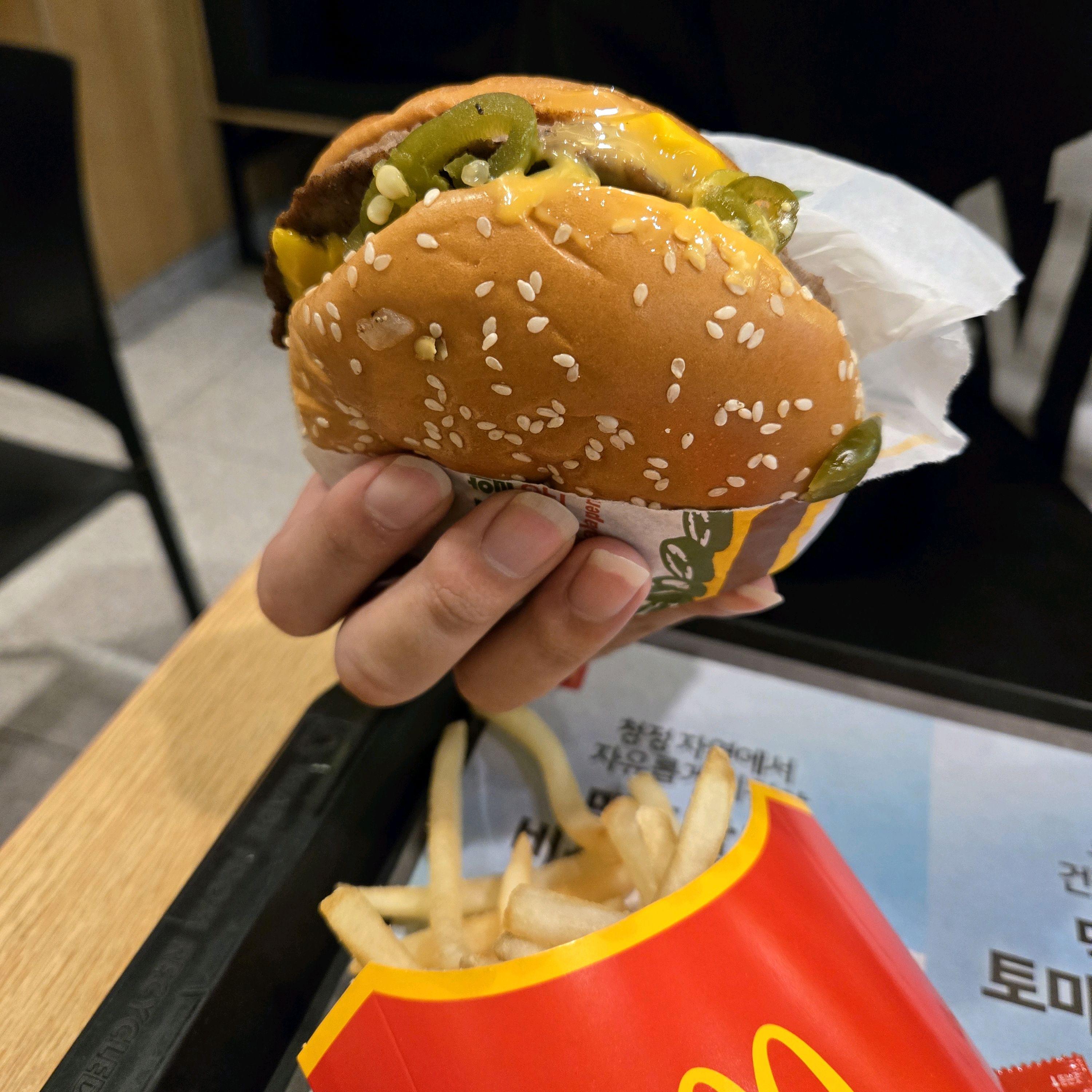 매장 완전 넓고 좋아요~~!! - 아바이마을 맛집 맥도날드 속초DT점