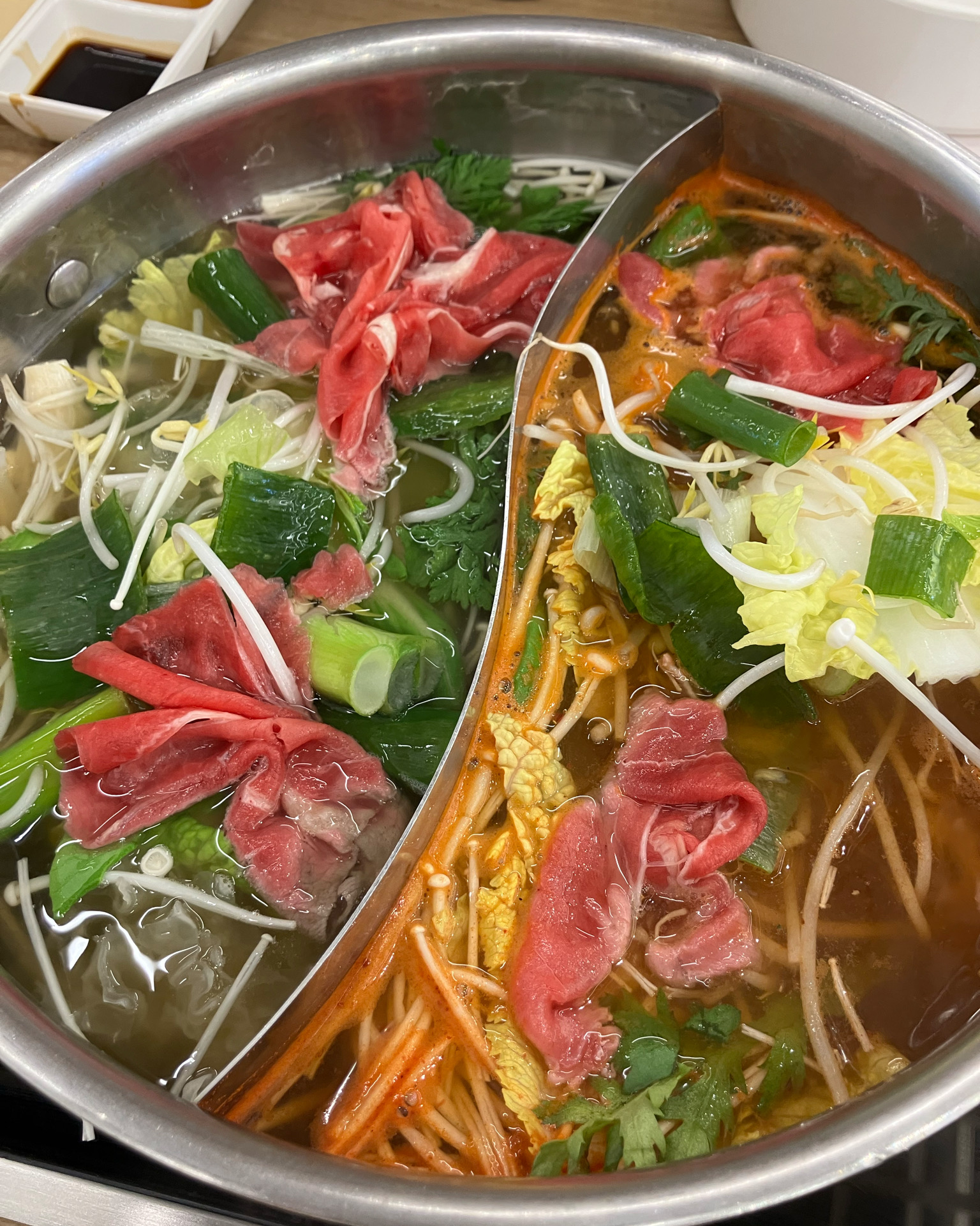 생맥주까지 무료라니~ 개꿀👍🏻 먹을 거도 많고 샤브샤브 재료도 넘 많아서 골라 먹는 재미가