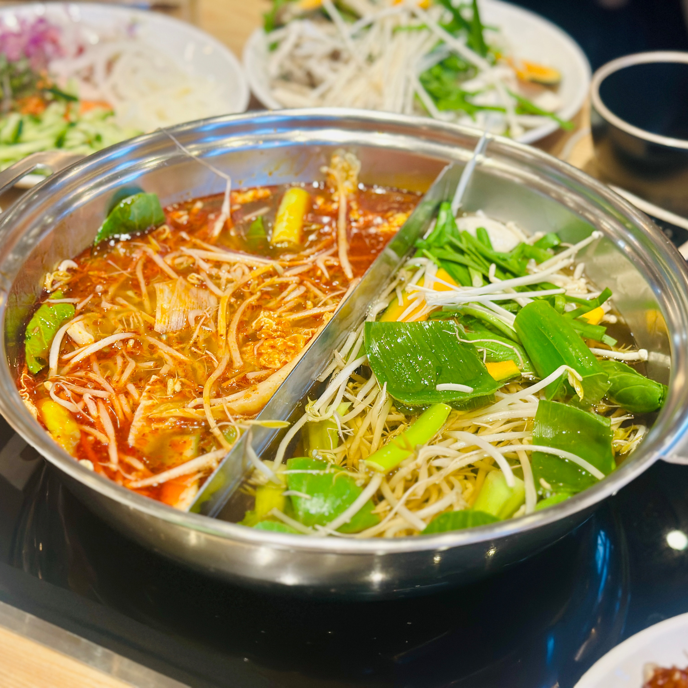 훠궈 너무 맛있음ㅠㅠㅠ 얼큰한데 너무 잘 넘어가서 거의 훠궈만 먹은 것 같다ㅠㅠ 최고임 샤
