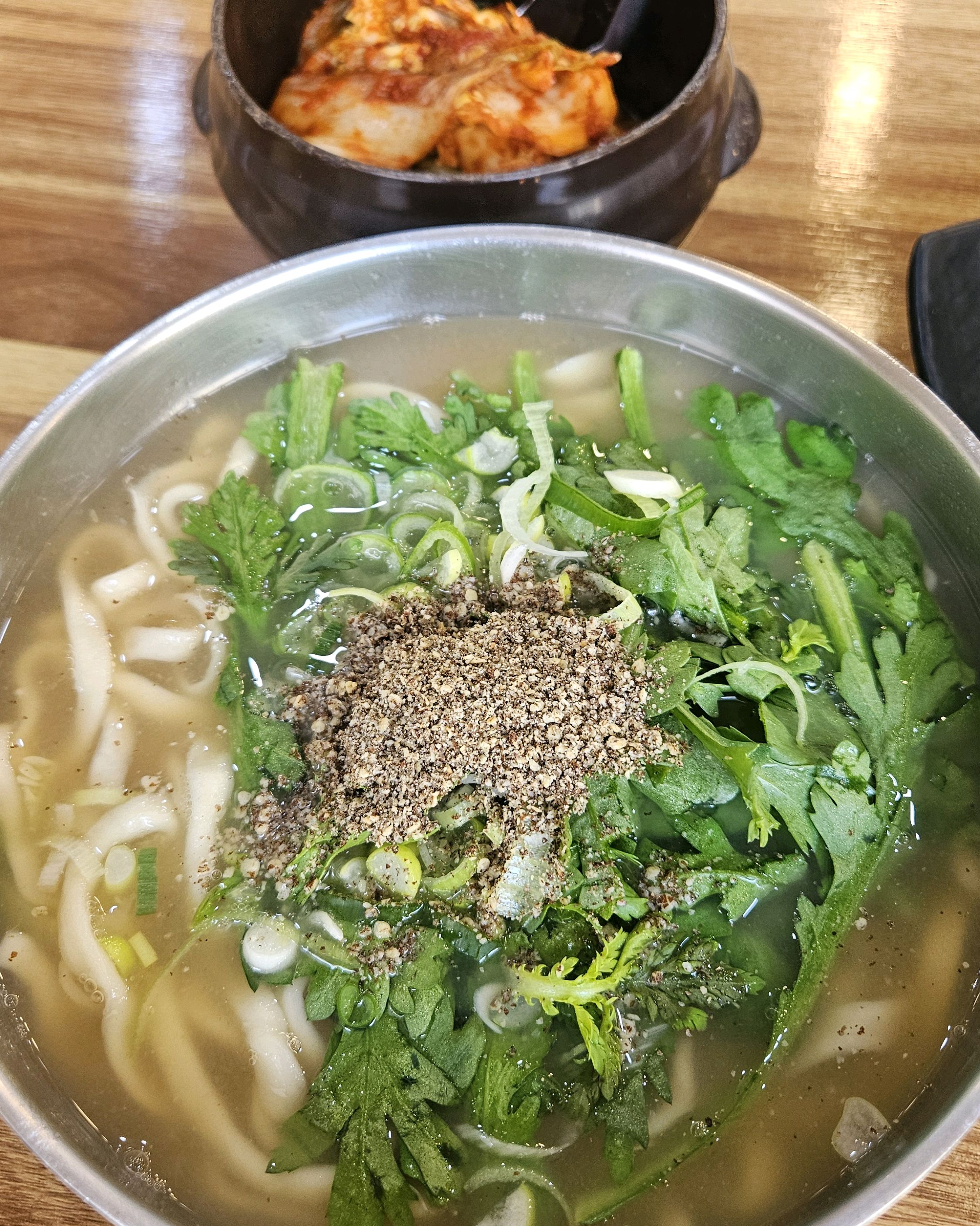 본인 원래 칼국수 입에도 안대는 타입인데 여긴 홀린듯이 찾아가서 먹게됨. 국물은 멸치 느낌