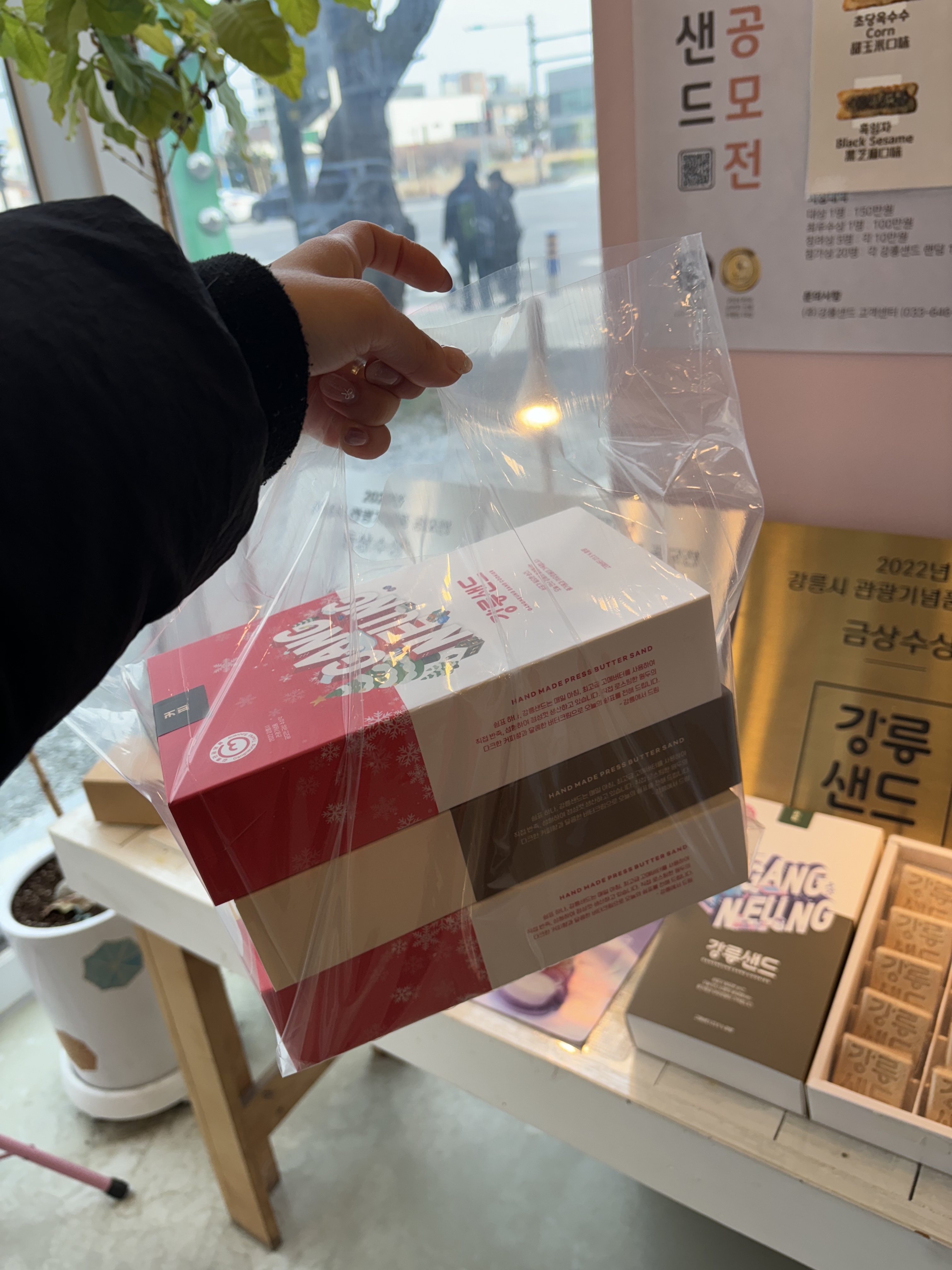 강릉샌드 전부터 오고싶었는데 이제서야 와봤어요! 커피 초당옥수수 흑임자맛 세개 구입햇습니다