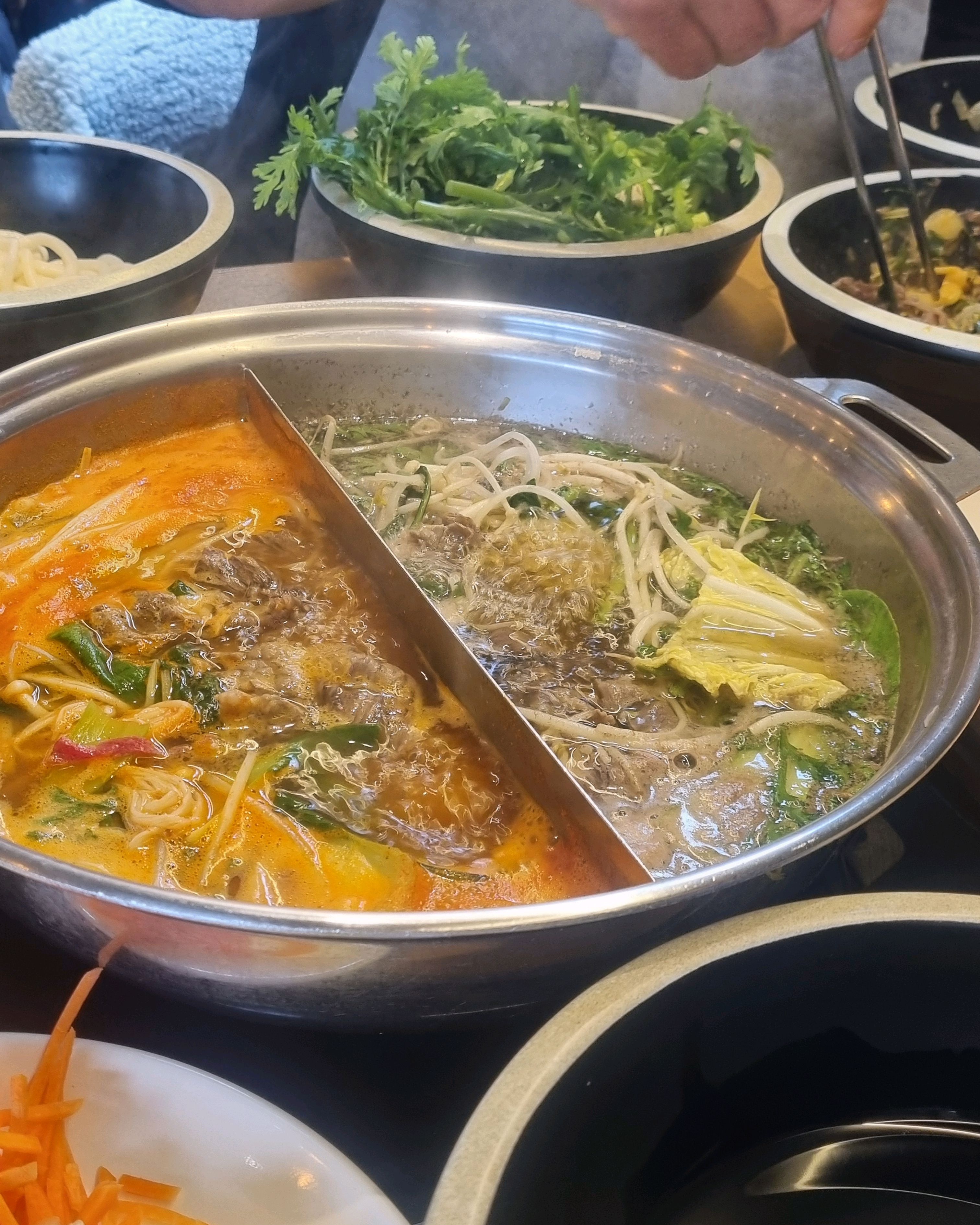 엄청 정신없고 습하고 난리였어용 ㅜㅜ 식물원 놀러갔다가 주변 샤브집 검색해서 다녀온건데 재