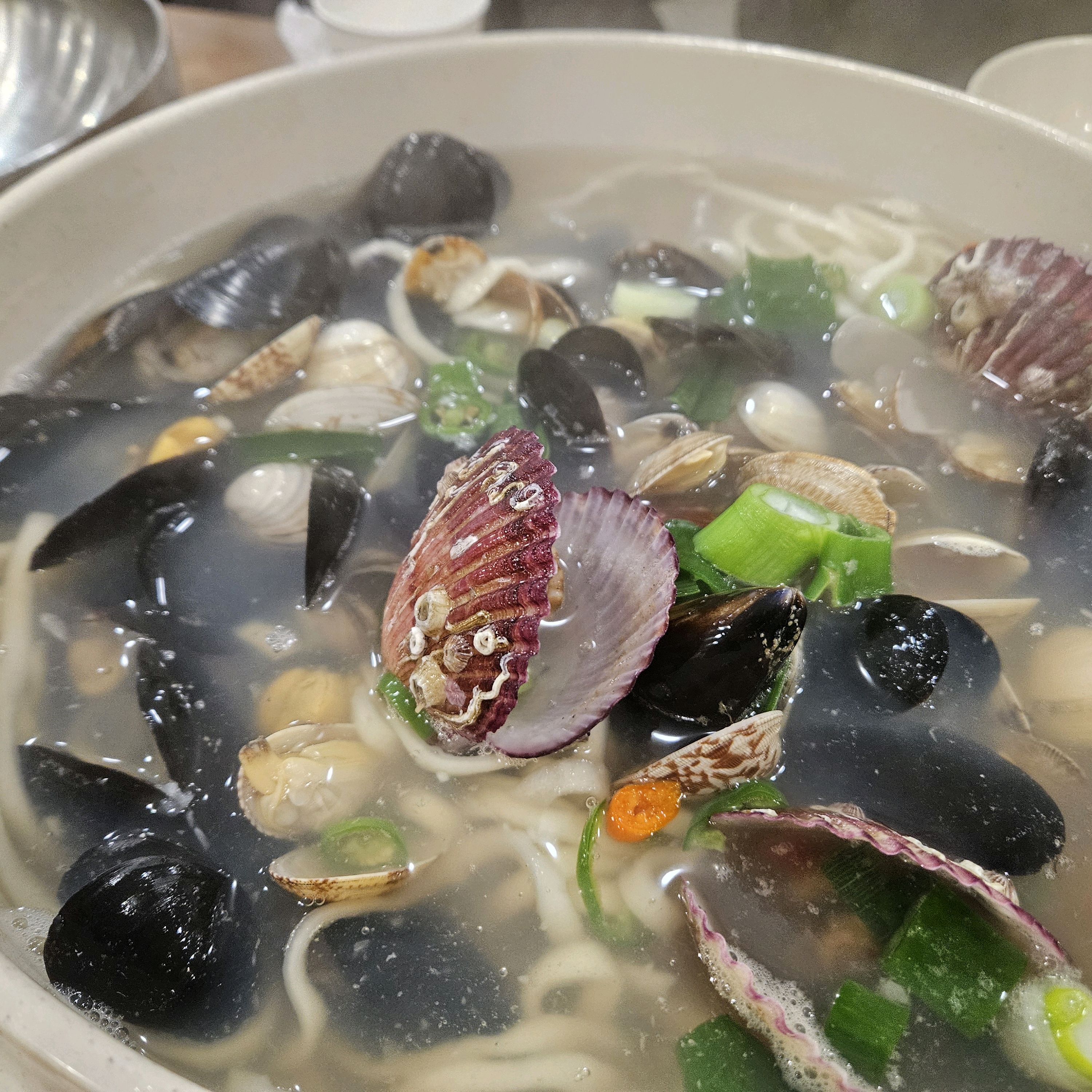 달달한 해믈파전과 뜨끈 시원한 칼국수 잘 먹었습니다. 내륙에서 먹는 칼국수는 국물 끝에 꼭
