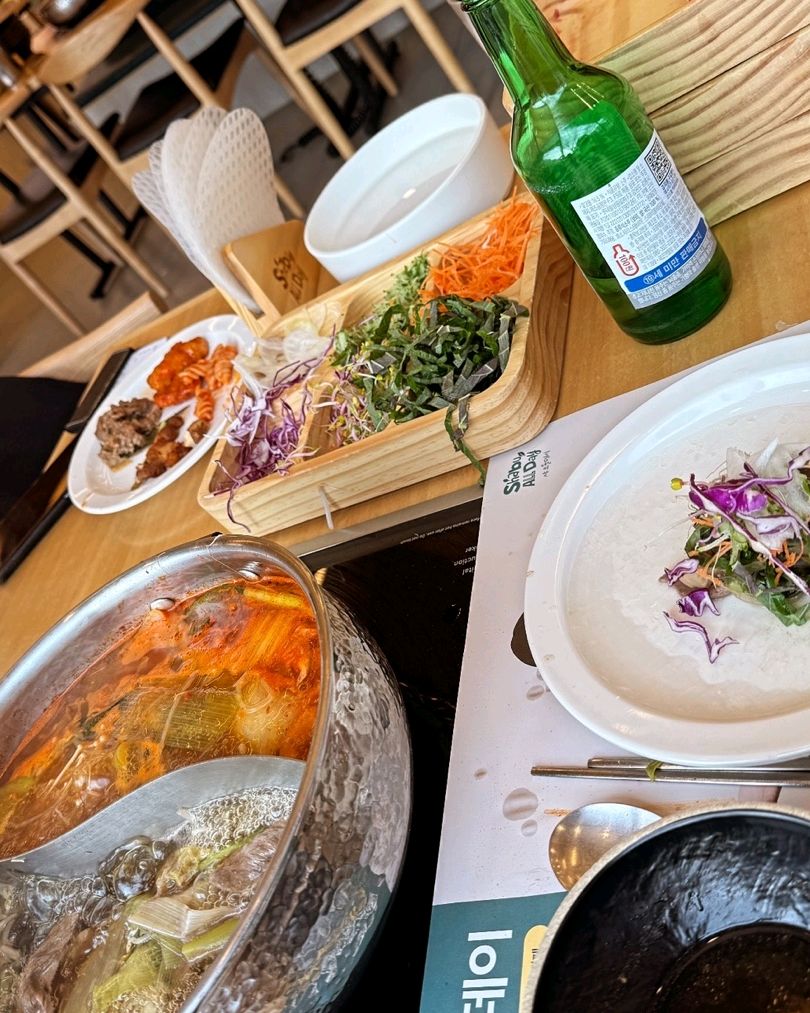 음식들도 정말 너무 맛있으면서 매장이 너무 깔끔해서 좋았습니다 직원분들도 너무 친절하시고