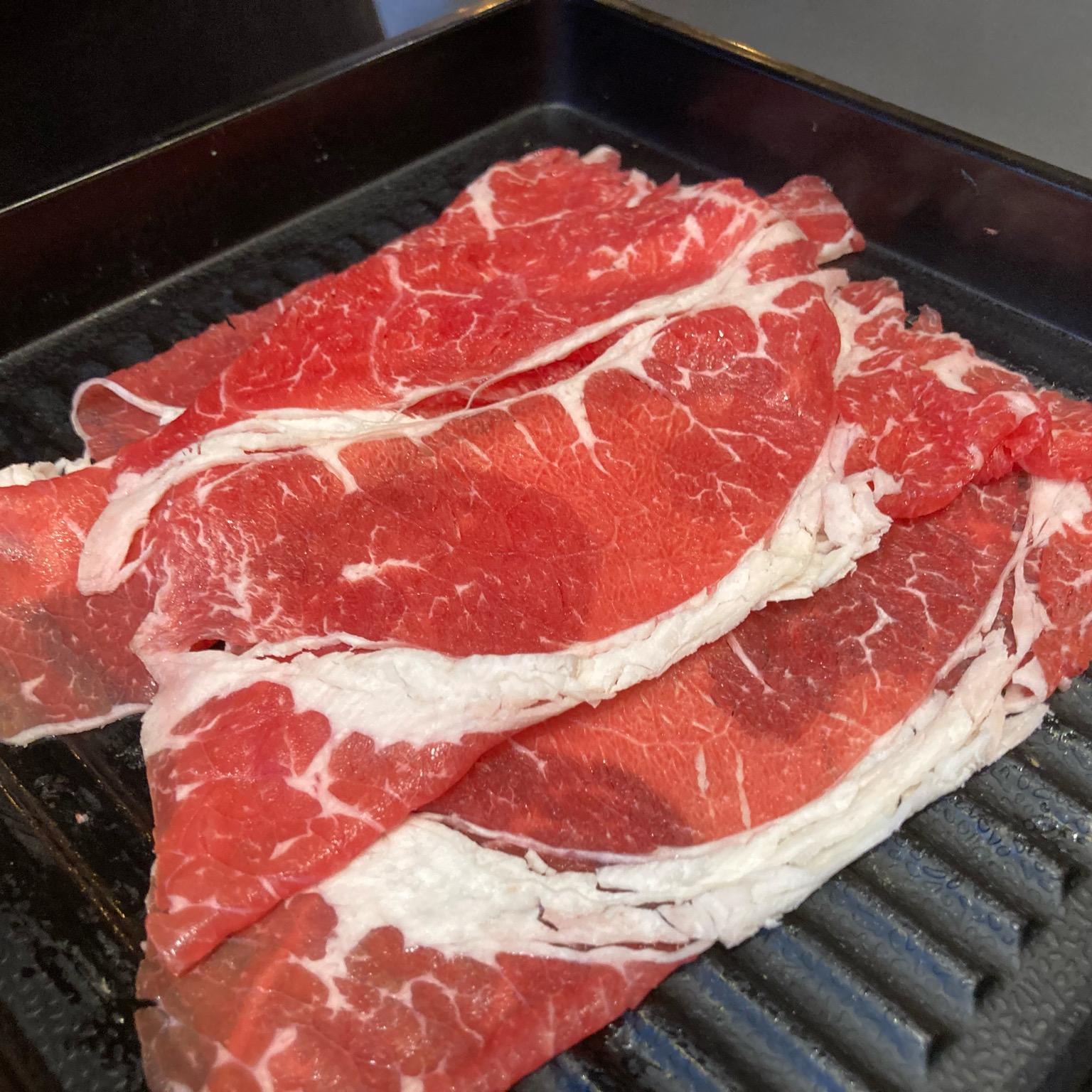 고기 큼직하고 육수도 진하고 월남쌈이랑 샤브샤브 말고도 간단한 요리류(닭강정,떡볶이 등)