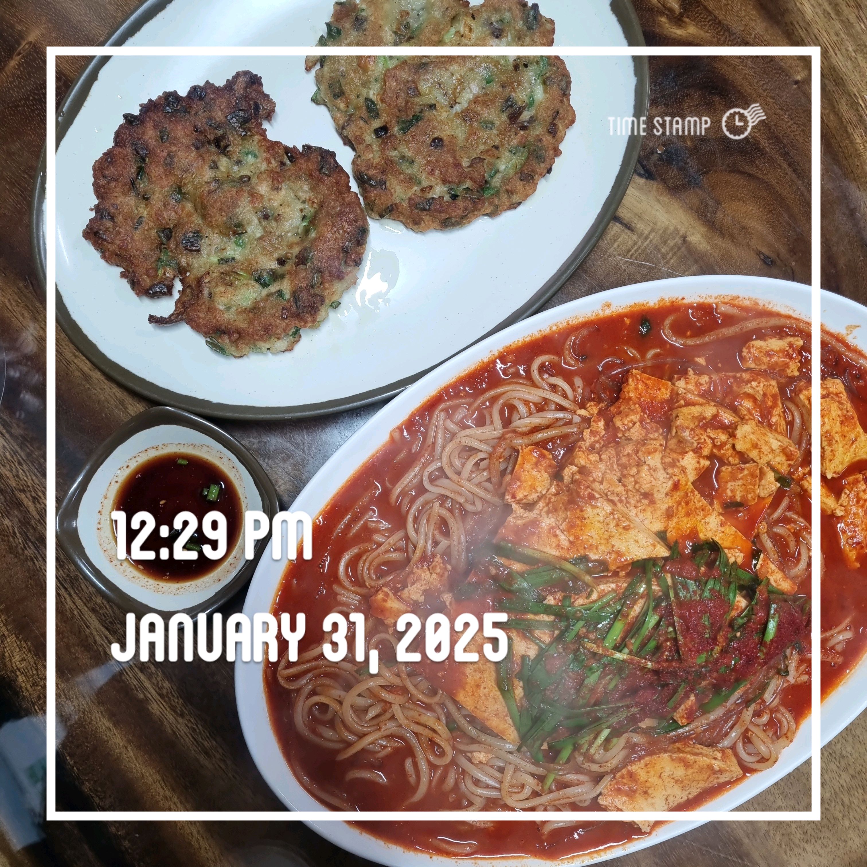 3~4인세트 주문해서 3명이 공기밥 추가해서 먹으니 양이 딱 맞아요. 두부두루치기보다 녹두