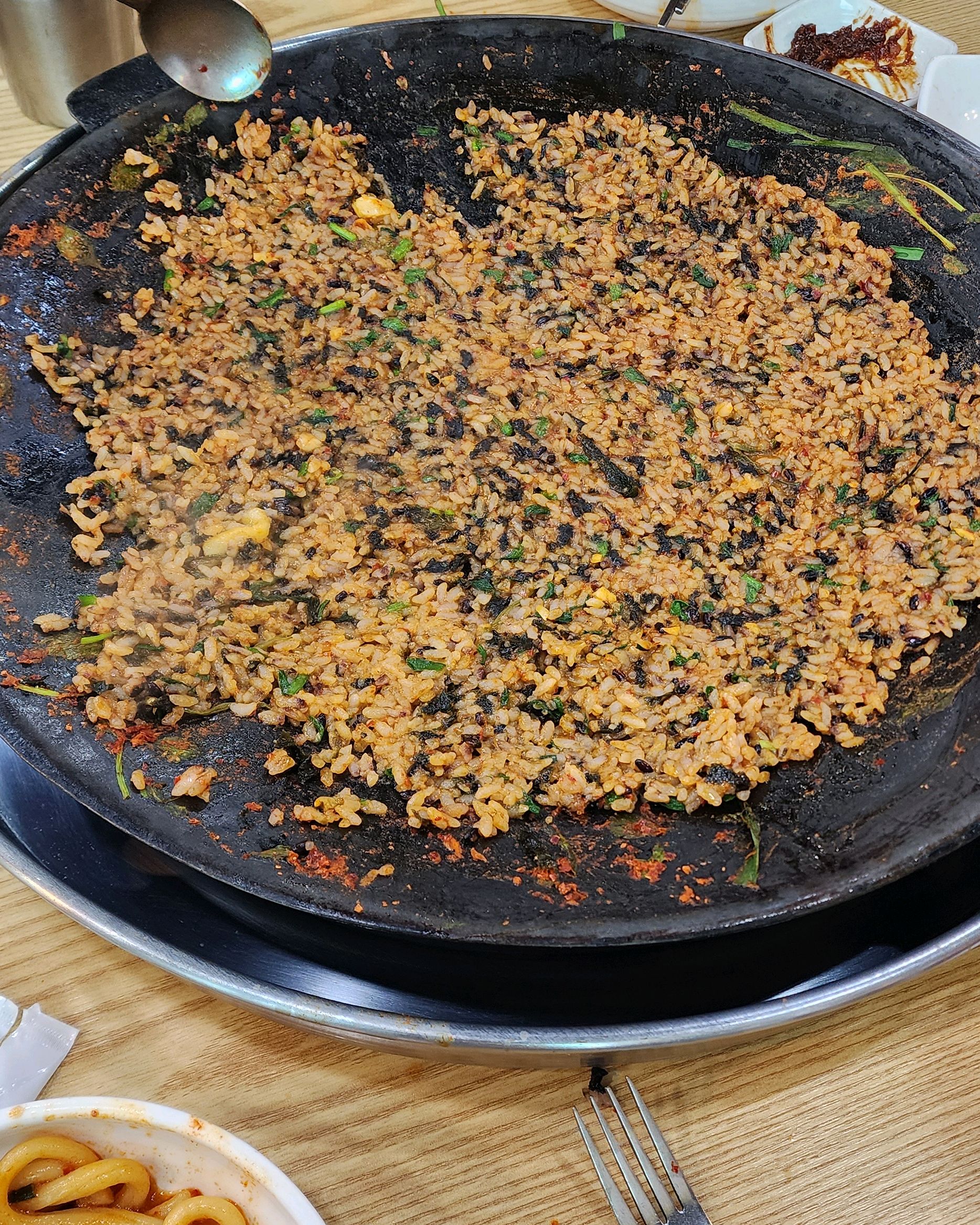 정신없이 먹어 정신차리고 찍은 볶음밥 사진이 유일합니다 - 삼척항 맛집 성원닭갈비