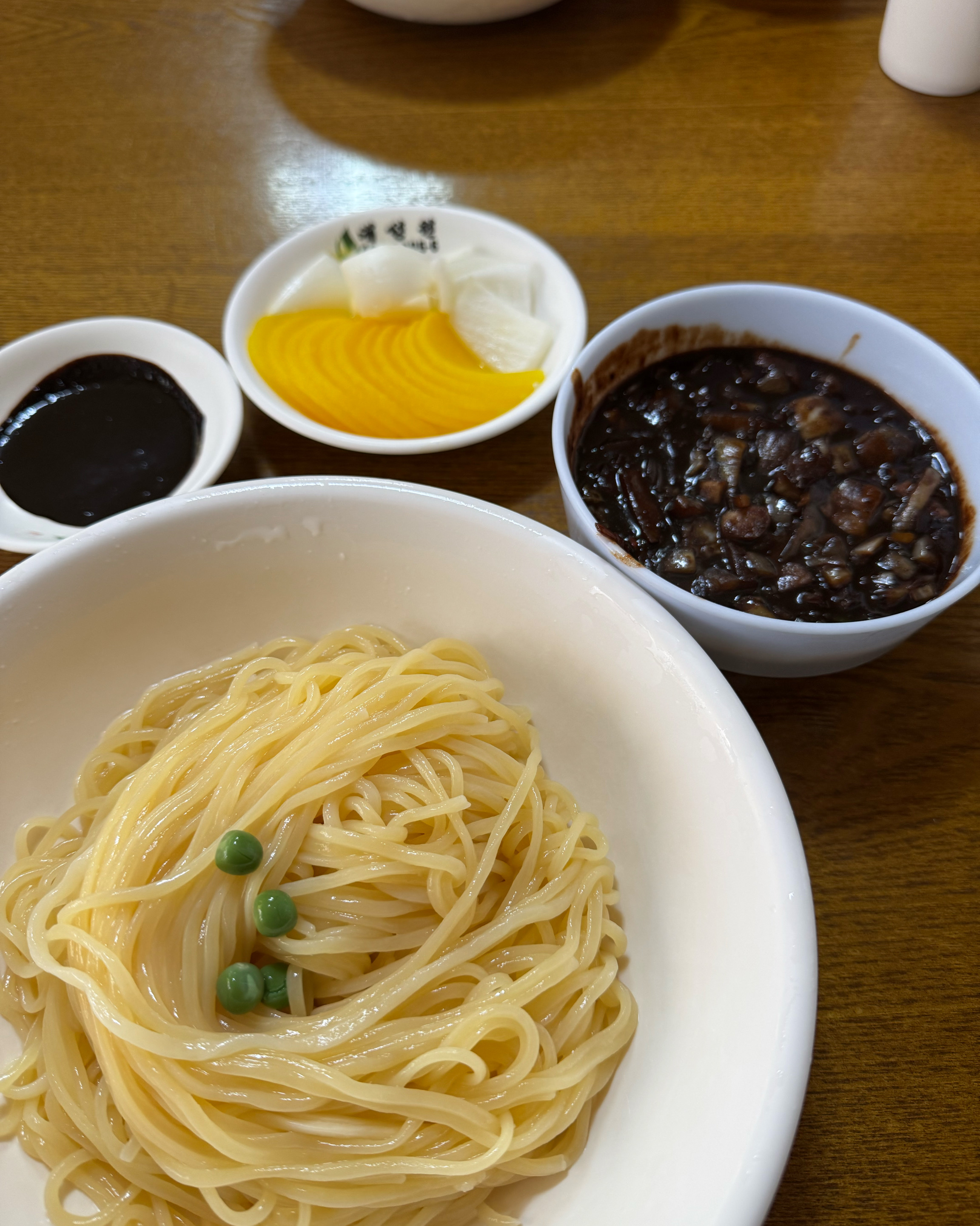 주말점심에가니 웨이팅있어요. 안에 들어가서도 음식나올때까지 기다려야되요. 짜장면 먹어도 더