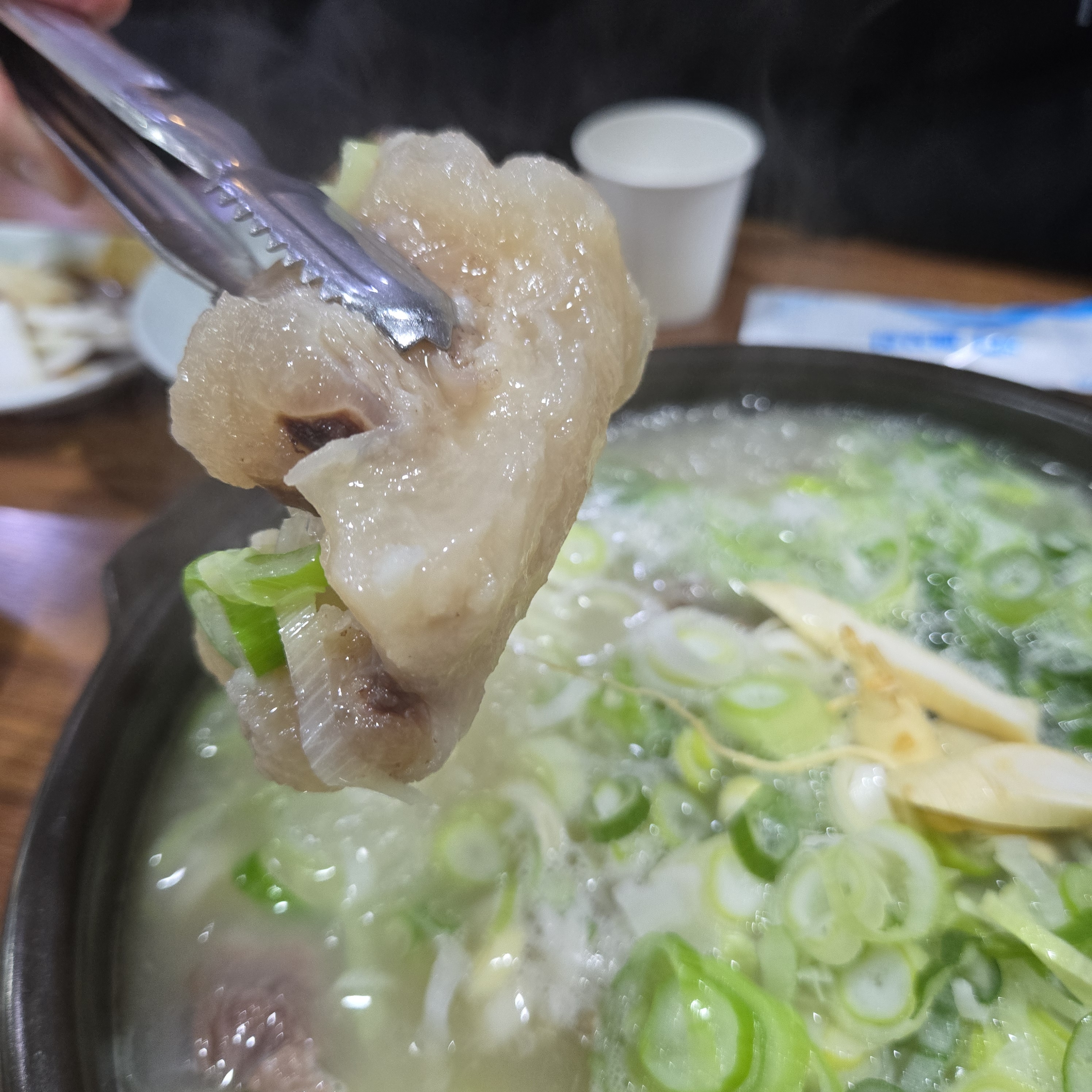 쫀득한 도가니탕의 국물이 깊어서 한입 먹고 감탄연발 ㅎㅎ 왜 사람이 많은지 알 것 같은 곳