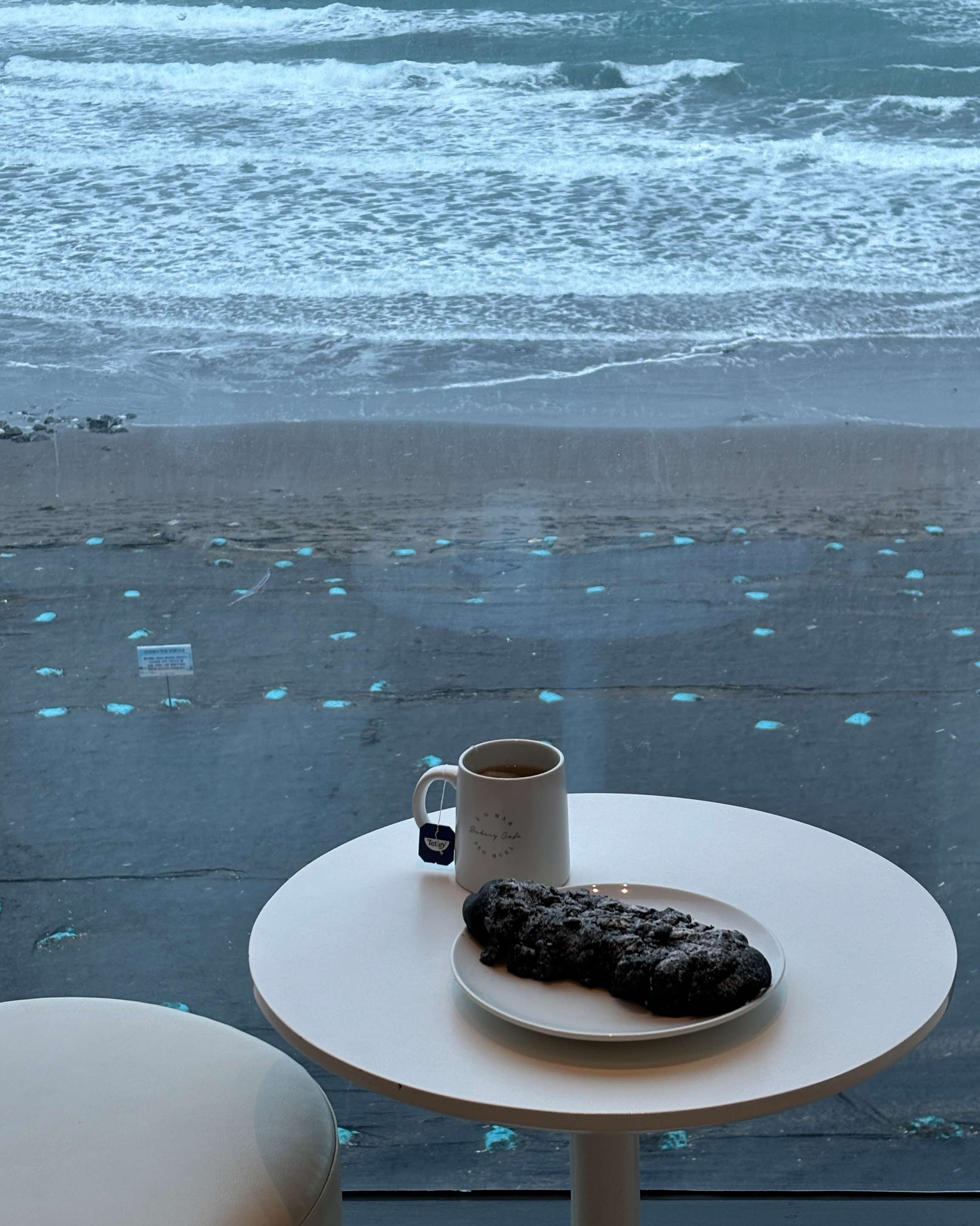 삼양해변 앞 카펜데 인테리어도 너무 예쁘고 센스 넘치게 빵도 시식할 수 있게끔 되어 있어서