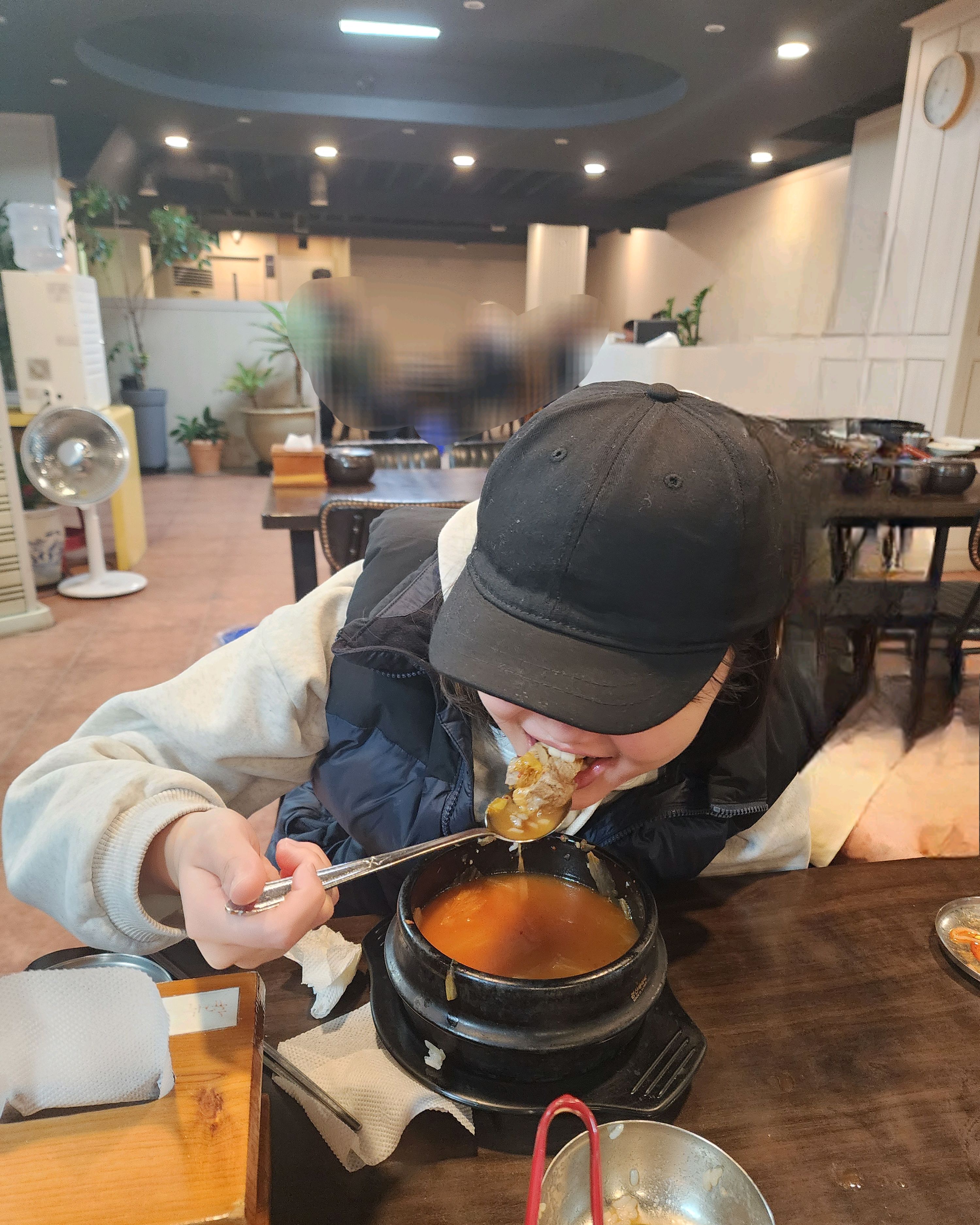 딸램이 맛나게 먹었어요~아버지 추천으로 차타고 왔는데 배불리 먹고갑니다~ - 천호동 맛집 명품 기사식당 뚝다리 김치찌개