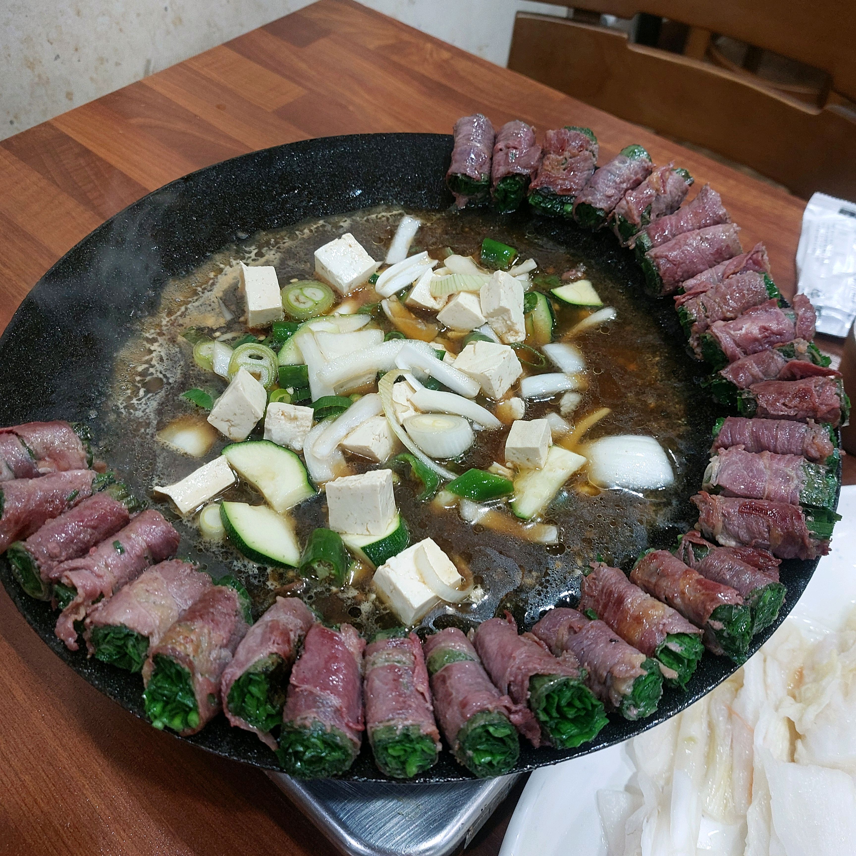 부추를 깻잎으로싸고, 소고기로 싼 고기말이입니다. - 부산기장 아수라