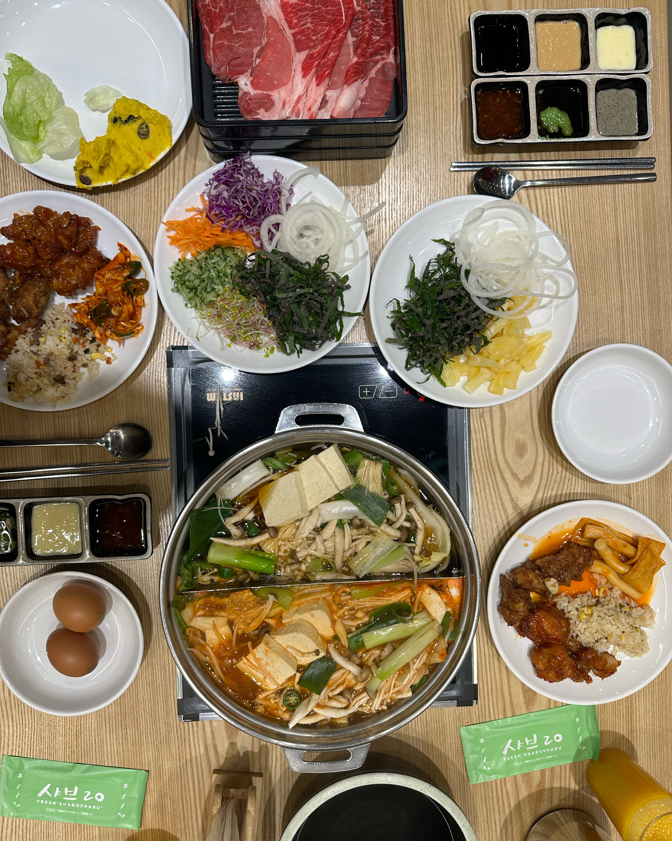 많은 샐러드바를 기대하면 안되구요 저기 치킨이 담겨있는 접시 저 메뉴가 다구요 볶음밥은 시