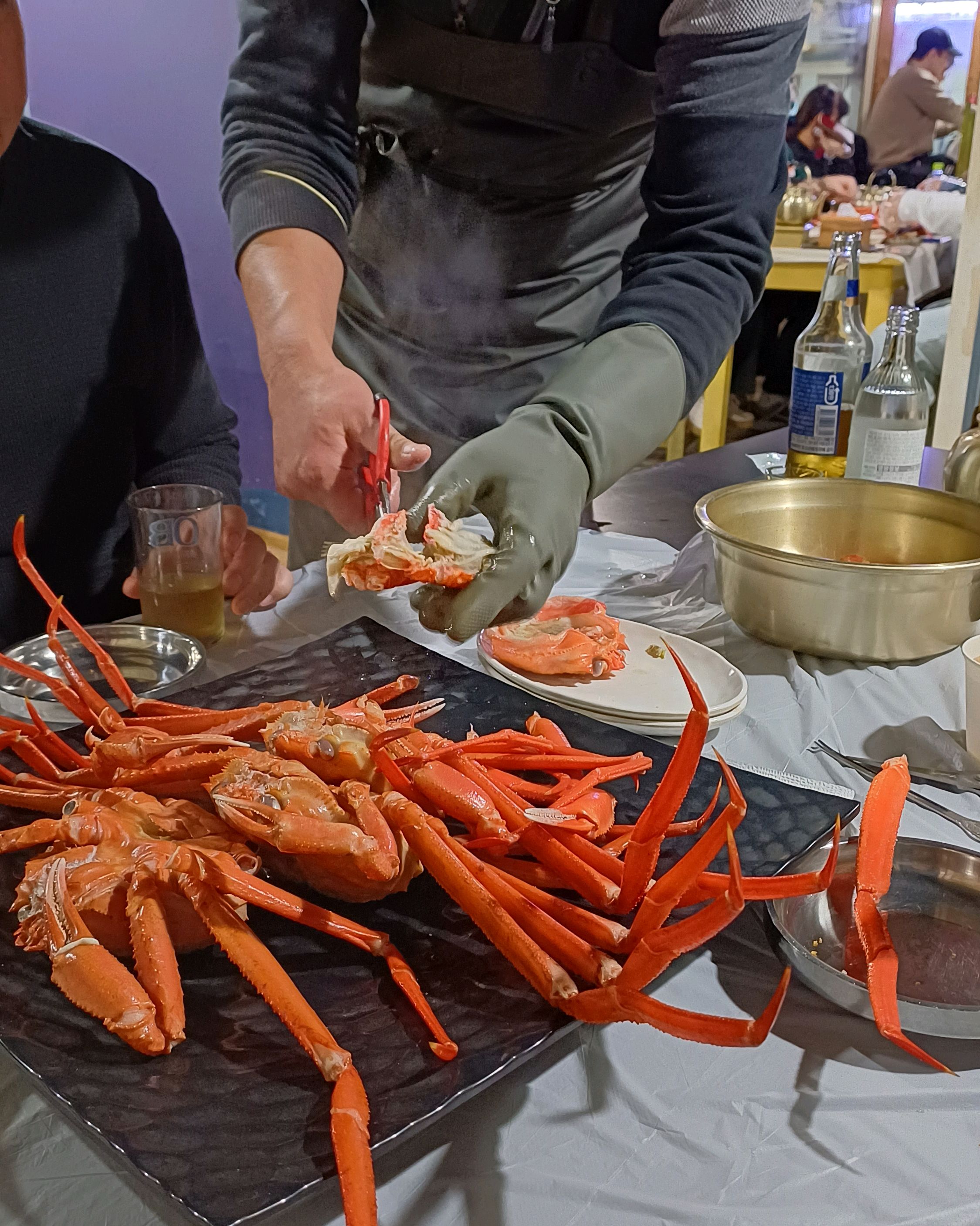 세트 메뉴도 다양하게 제공되어 가성비가 좋습니다. 홍게는 대게보다 작지만, 달콤한 맛과 먹