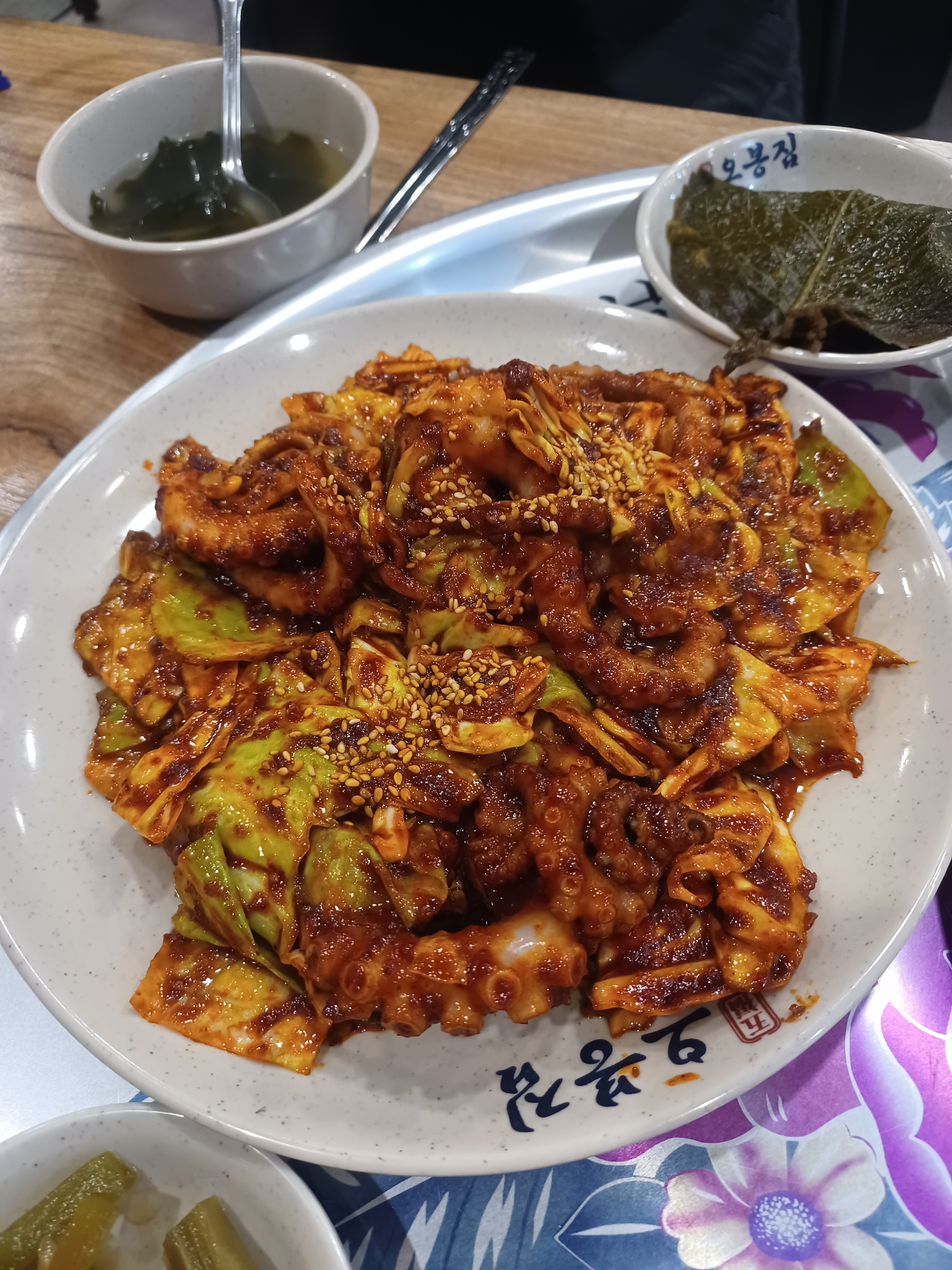 넓은매장에서 낙지오봉스페셜을 주문했어요~^^직원분들 친절하시고 계란찜서비스도 받았네요~맛있
