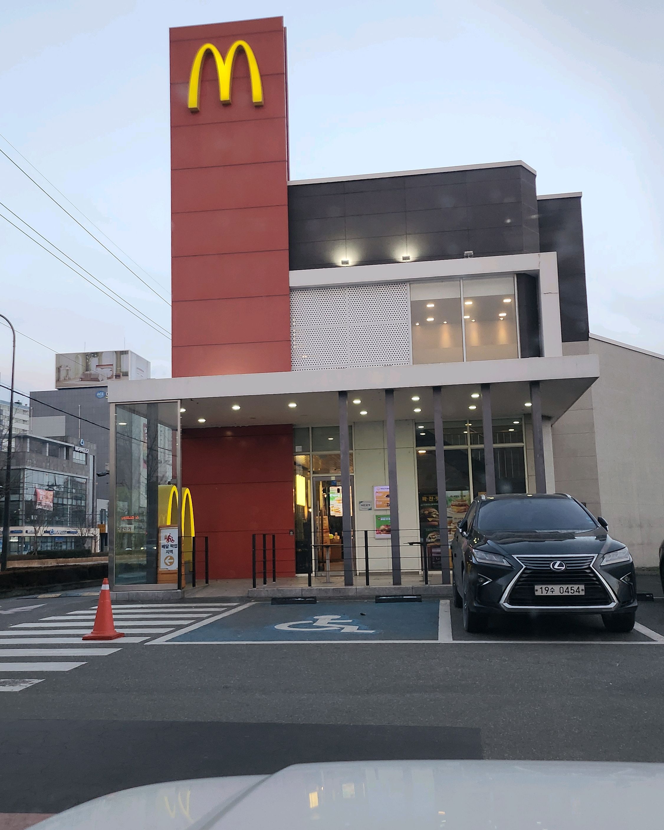 속초에서 맥모닝 먹을 때 종종 방문하는 매장입니다. - 아바이마을 맛집 맥도날드 속초DT점